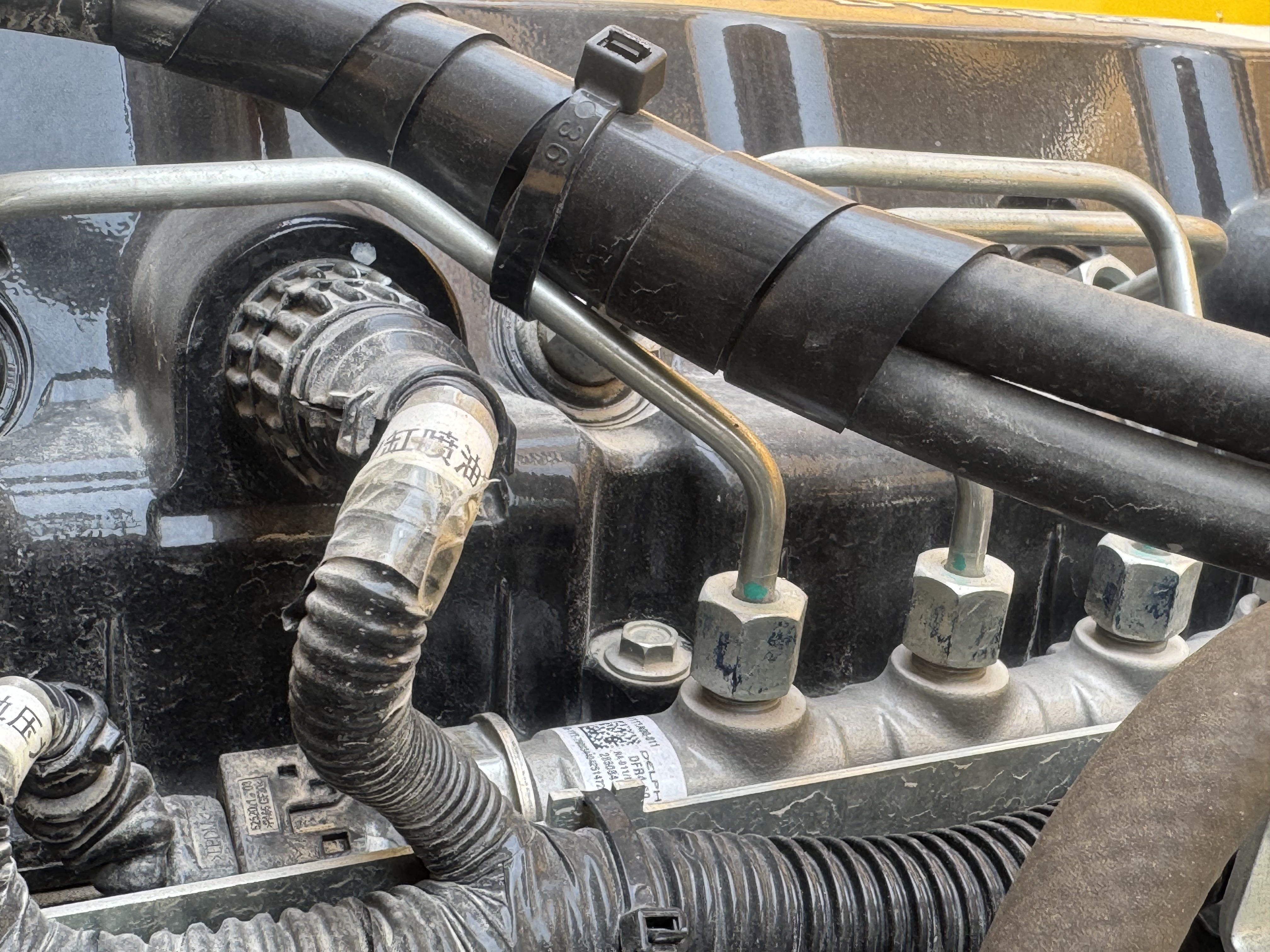 BTC-004-XCMG-SQZ200-Boom-truck-cranes-inspection-Engine-Fuel-leaks-1