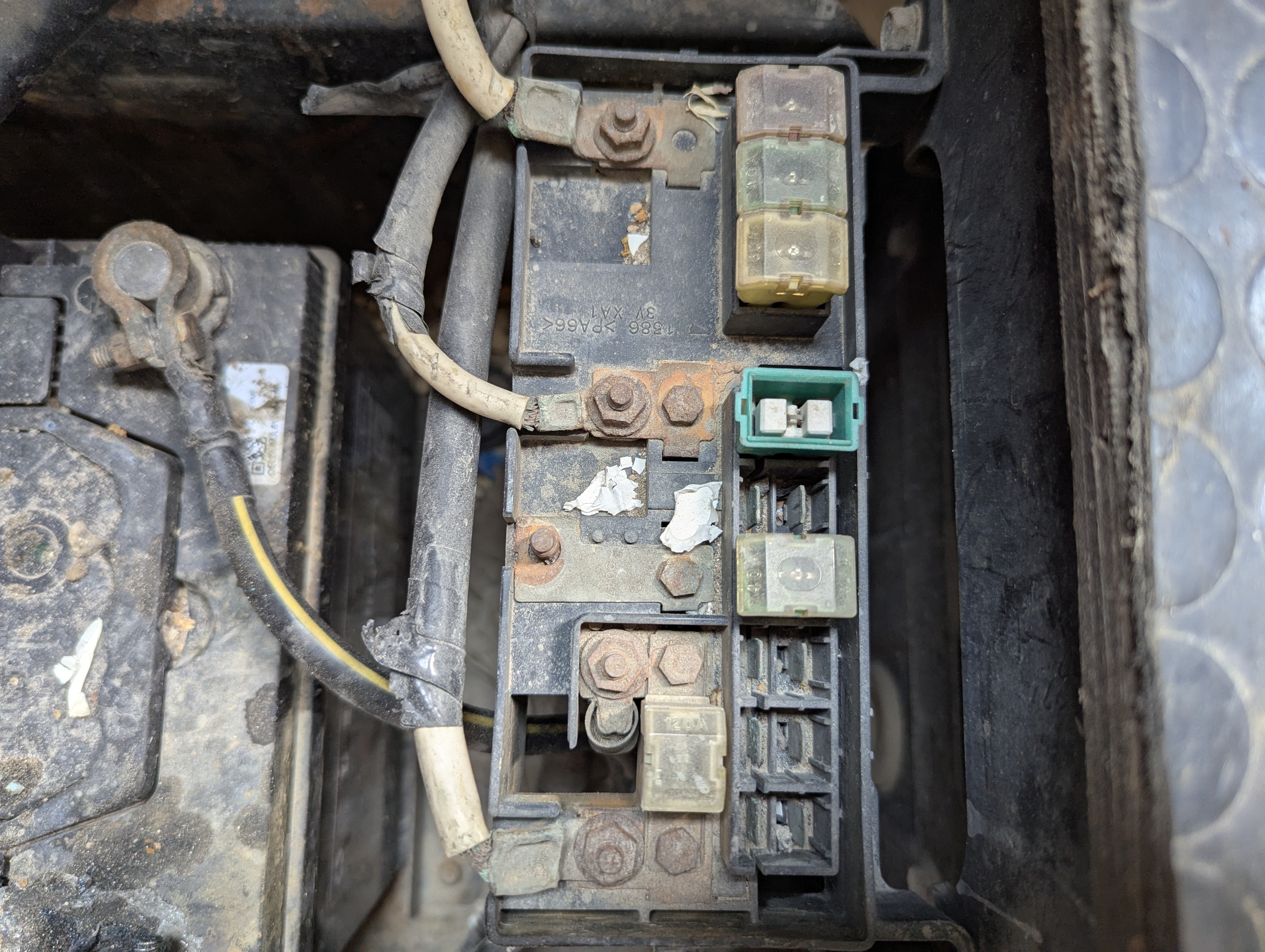 TBV-001-Mitsubishi-Fuso-Roza-Buses-inspection-Electronics-Fuse-box-1