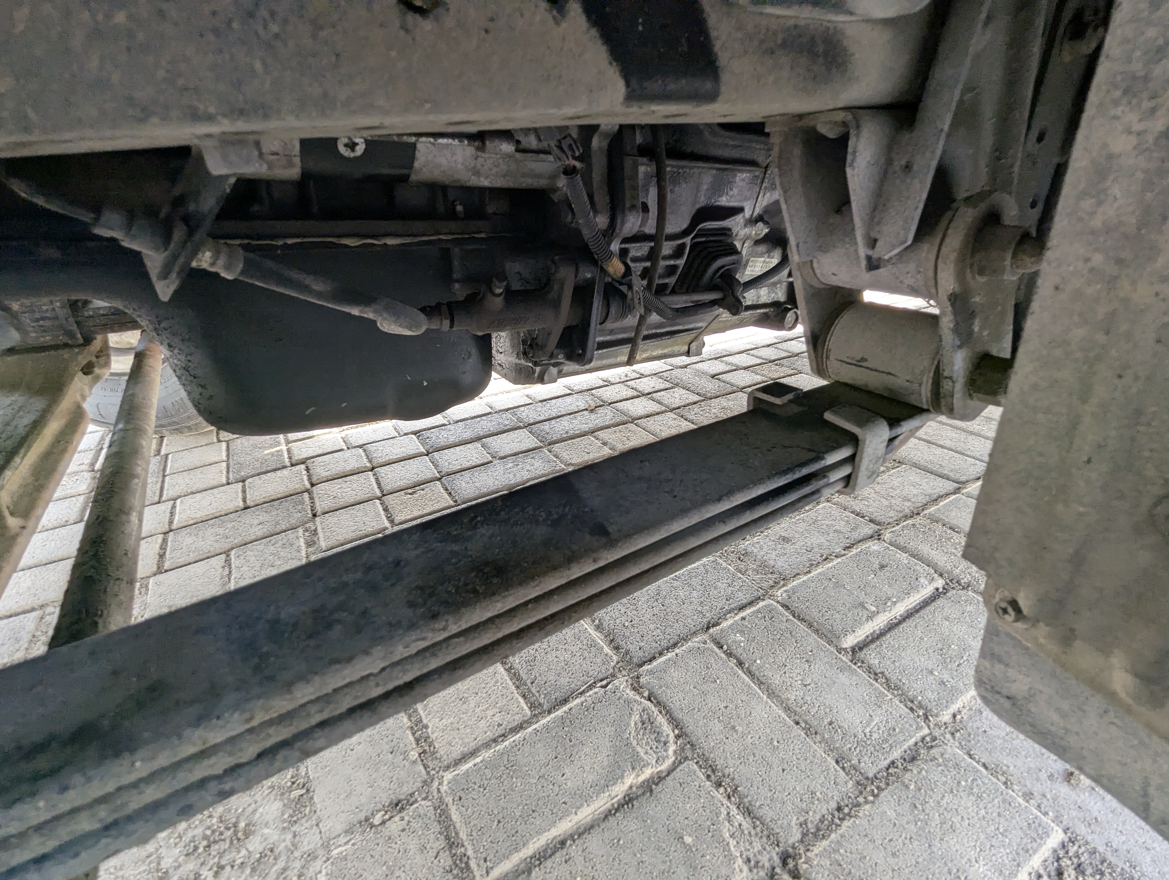 TBV-001-Mitsubishi-Fuso-Roza-Buses-inspection-Engine-Engine-oil-leaks-1