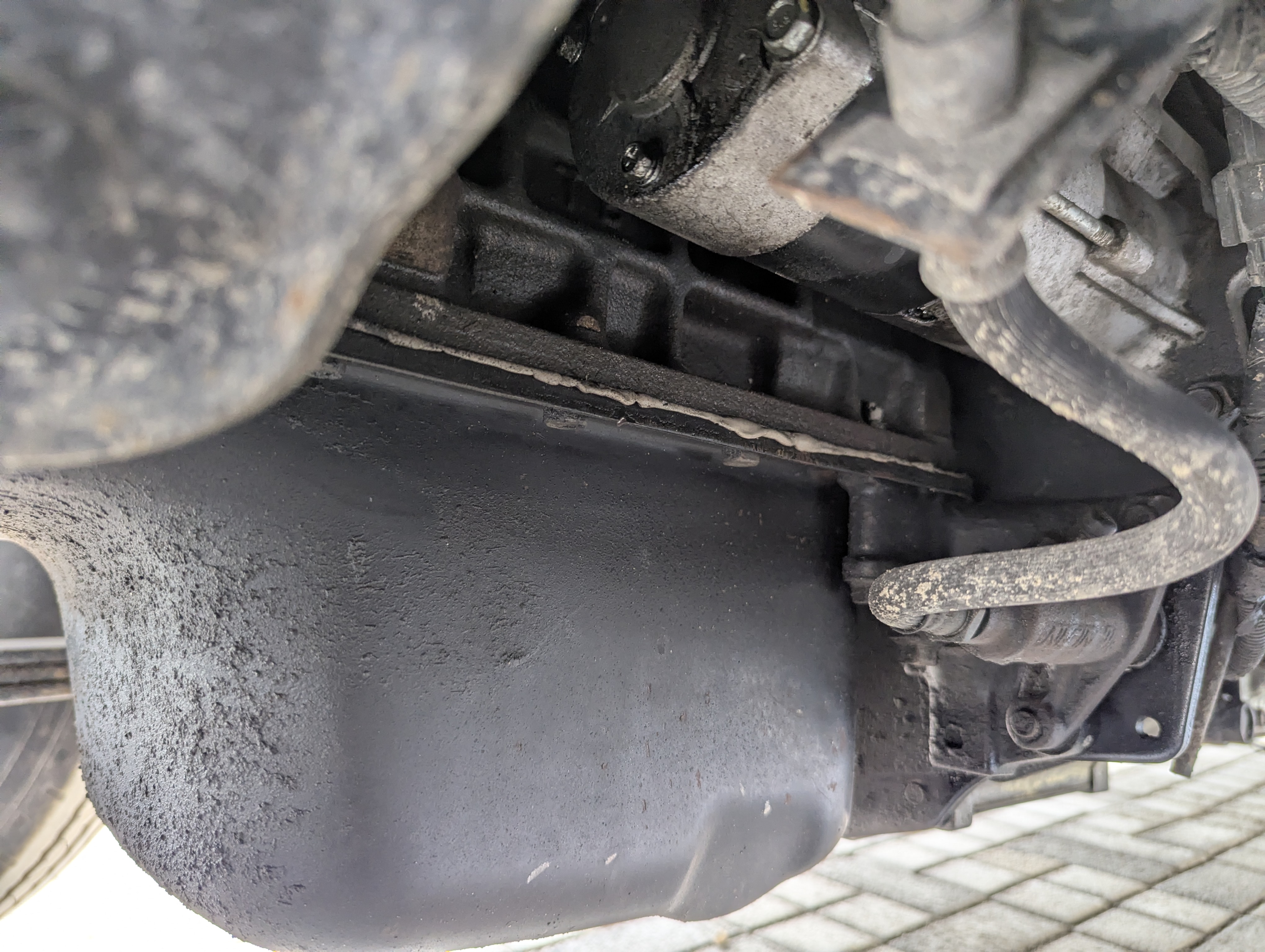 TBV-001-Mitsubishi-Fuso-Roza-Buses-inspection-Engine-Engine-oil-leaks-1