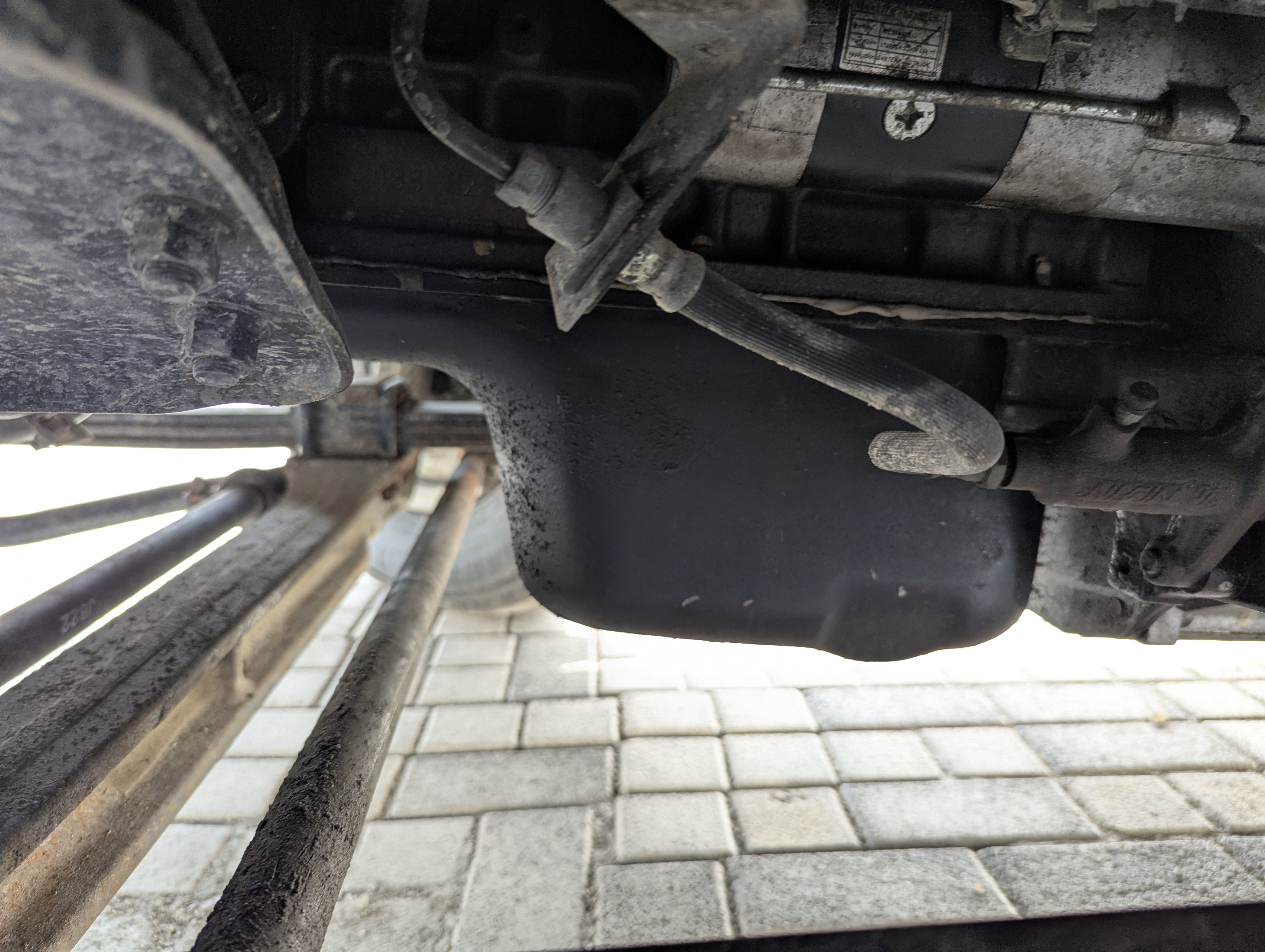 TBV-001-Mitsubishi-Fuso-Roza-Buses-inspection-Engine-Engine-oil-leaks-1