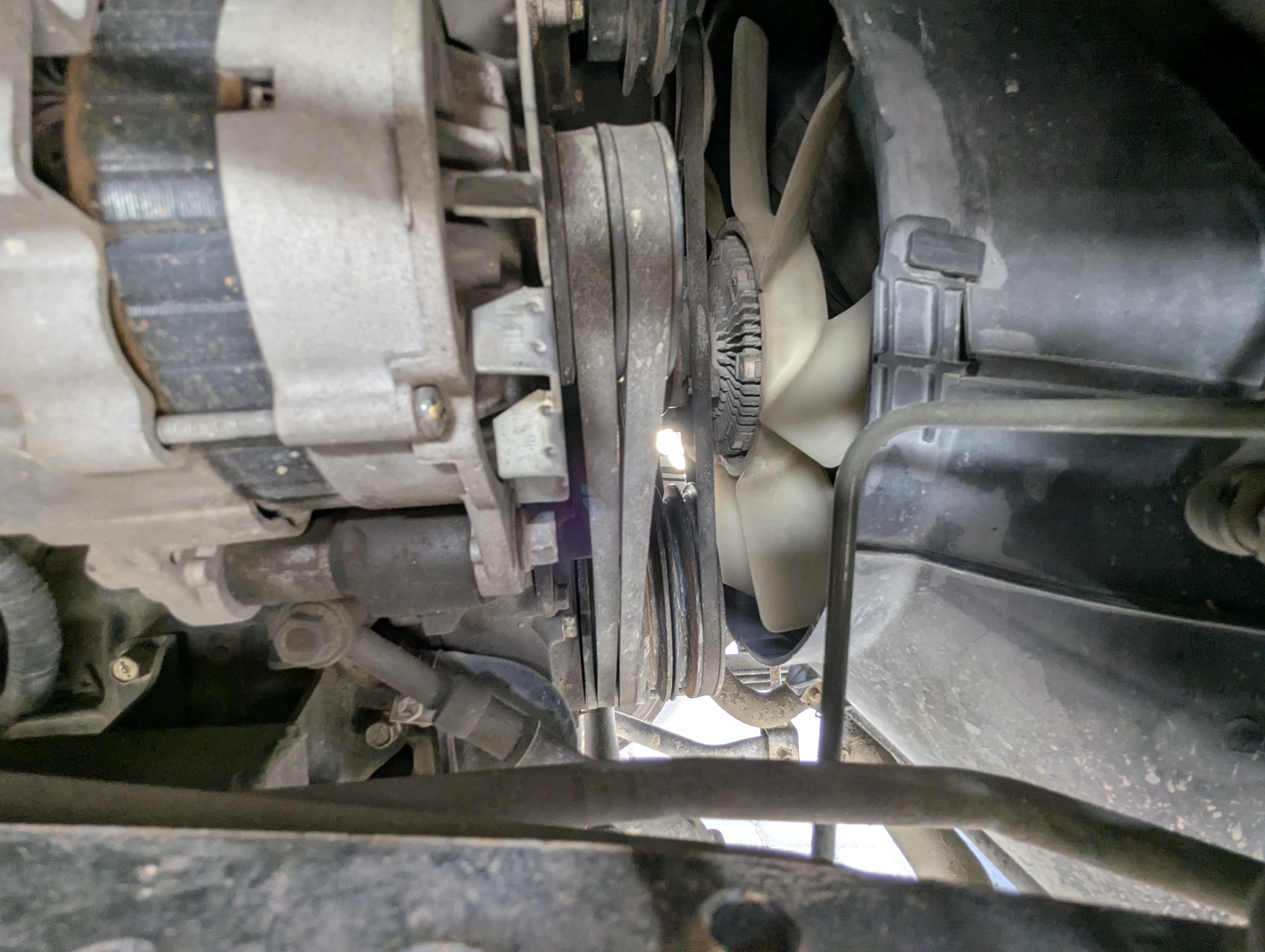 TBV-001-Mitsubishi-Fuso-Roza-Buses-inspection-Engine-Engine-belt-1