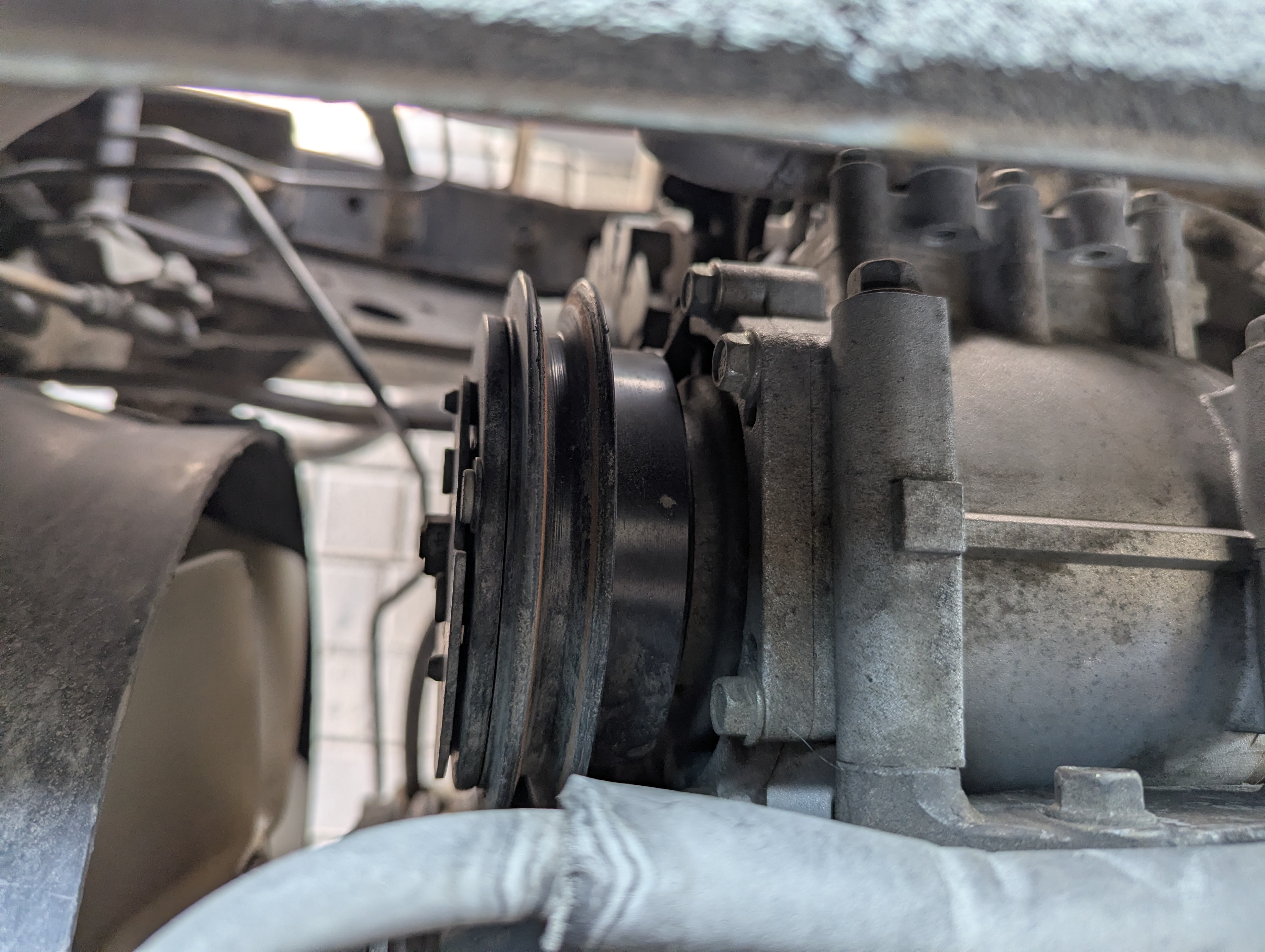 TBV-001-Mitsubishi-Fuso-Roza-Buses-inspection-Engine-A/C-compressor-1