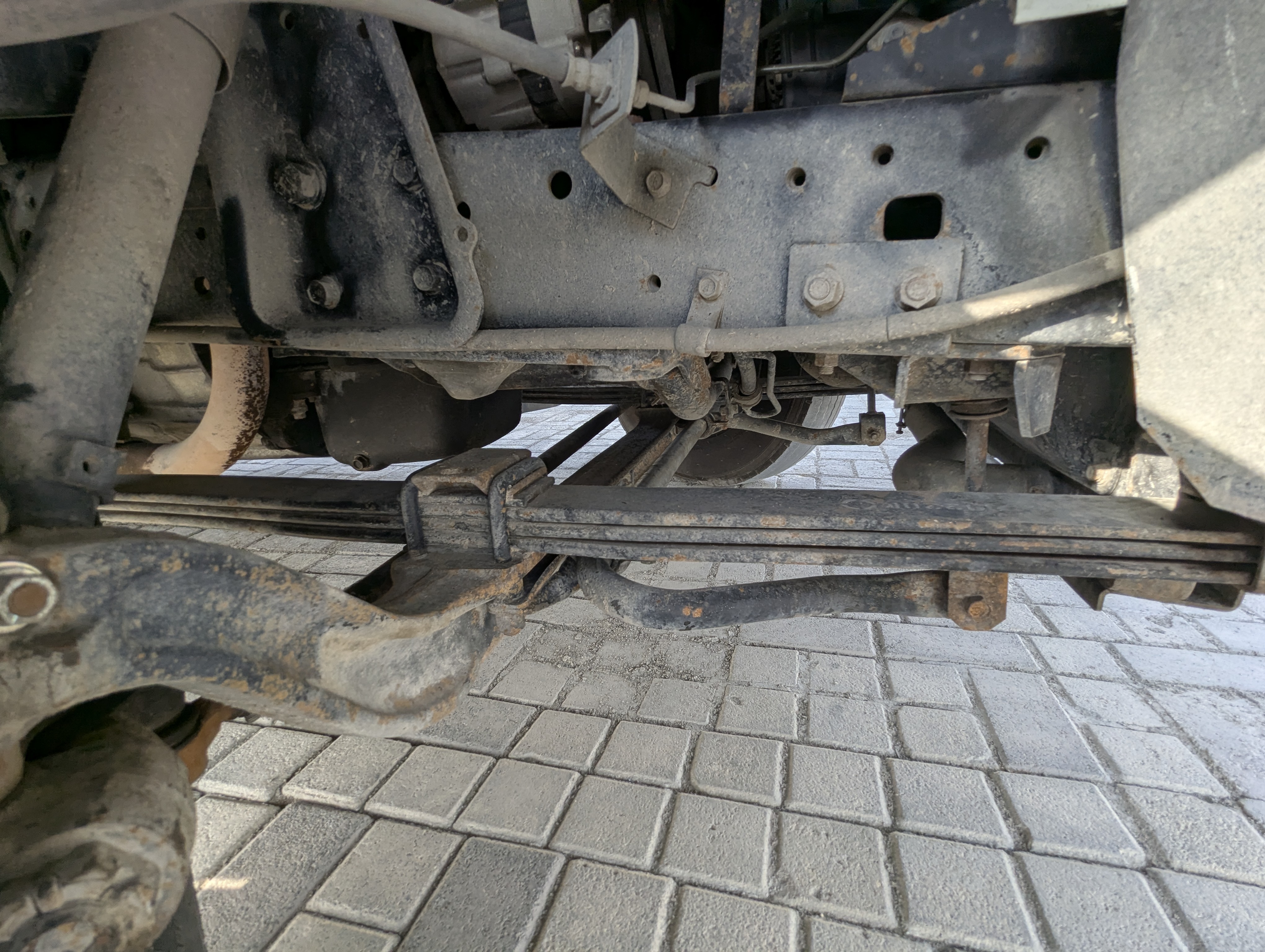 TBV-001-Mitsubishi-Fuso-Roza-Buses-inspection-Chassis-Front-suspension-1