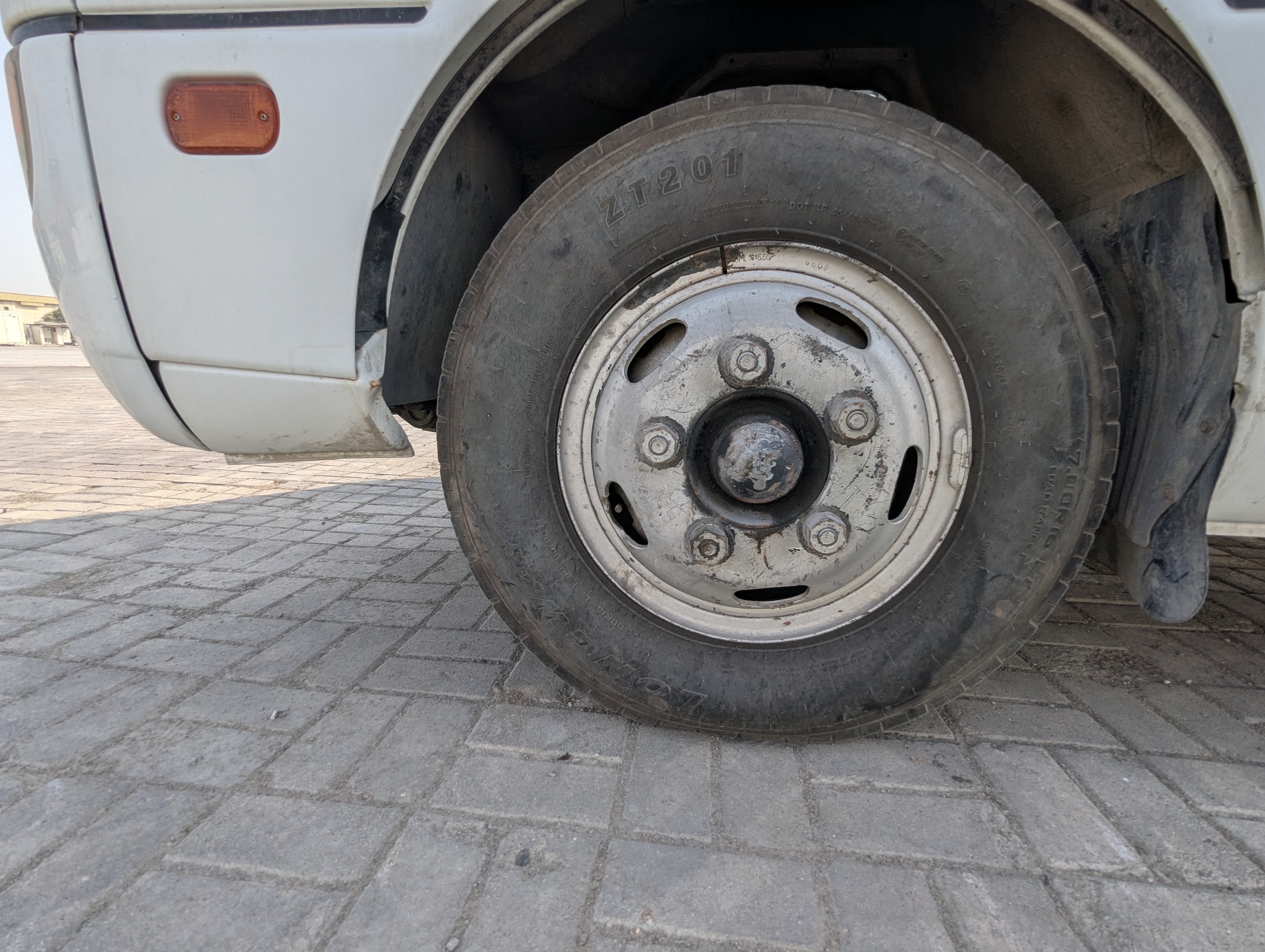 TBV-001-Mitsubishi-Fuso-Roza-Buses-inspection-Wheels-Left-front-tire-/-wheel-hub---condition-1