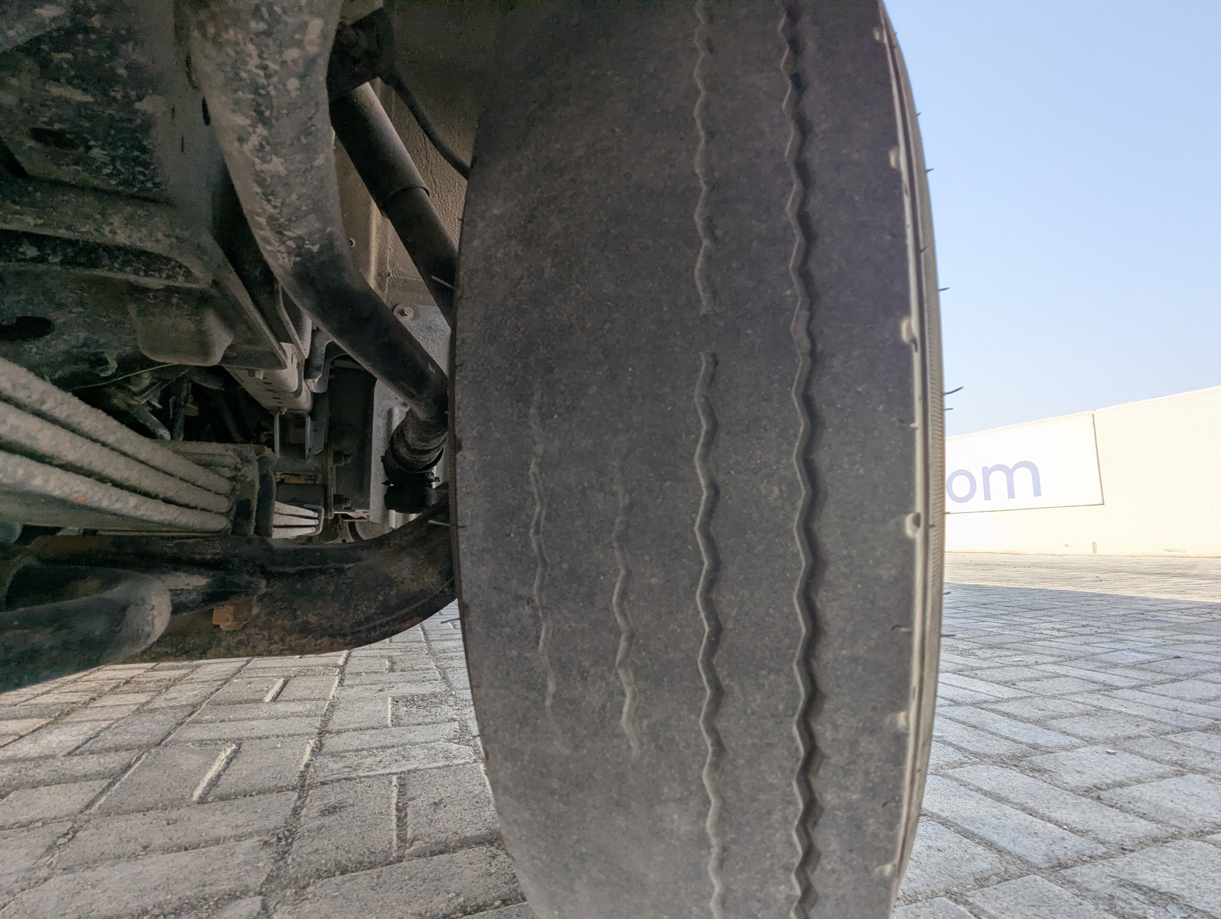 TBV-001-Mitsubishi-Fuso-Roza-Buses-inspection-Wheels-Left-front-tire-/-wheel-hub---condition-1