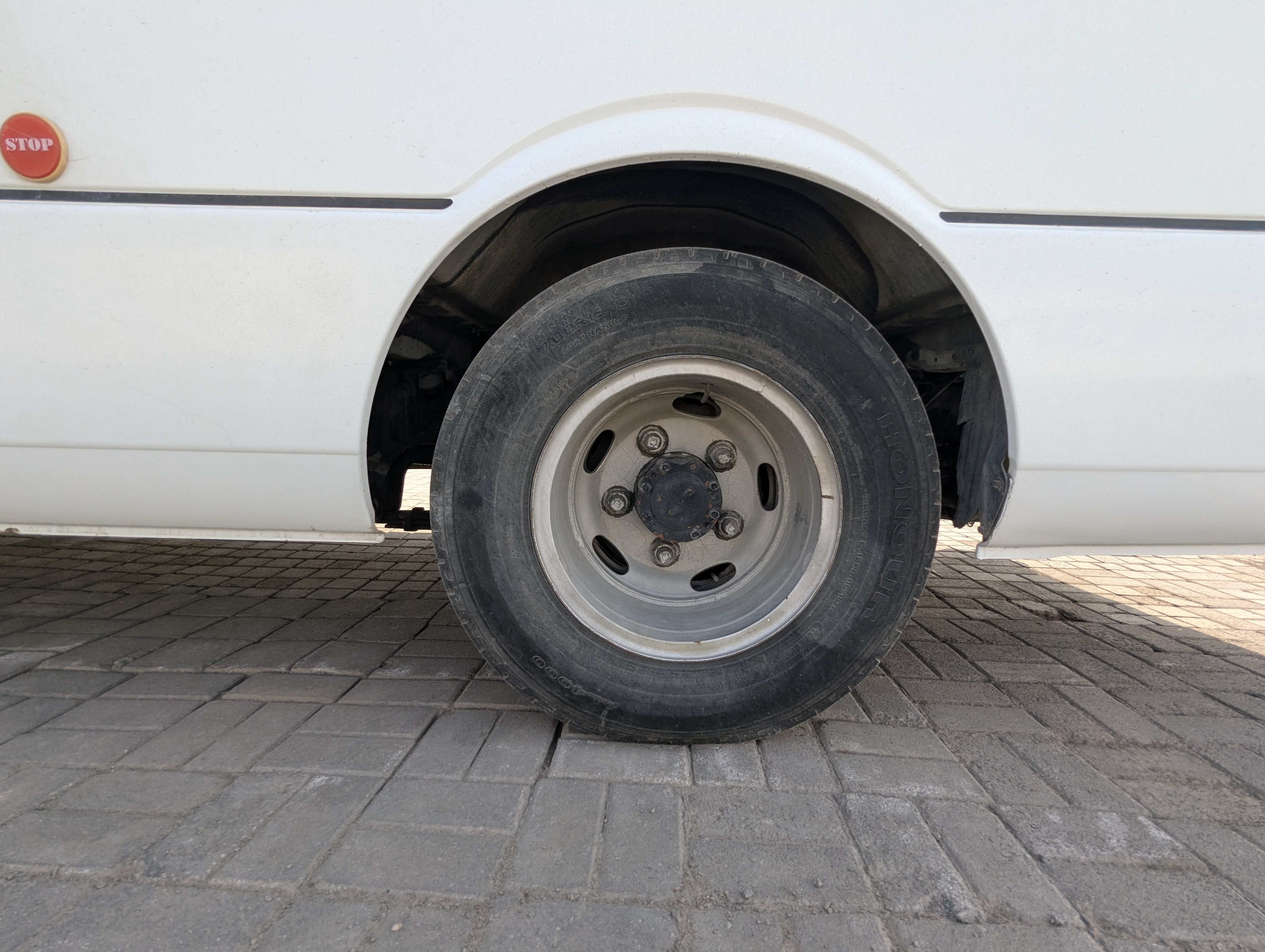 TBV-001-Mitsubishi-Fuso-Roza-Buses-inspection-Wheels-Left-rear-tire-/-wheel-hub---condition-1