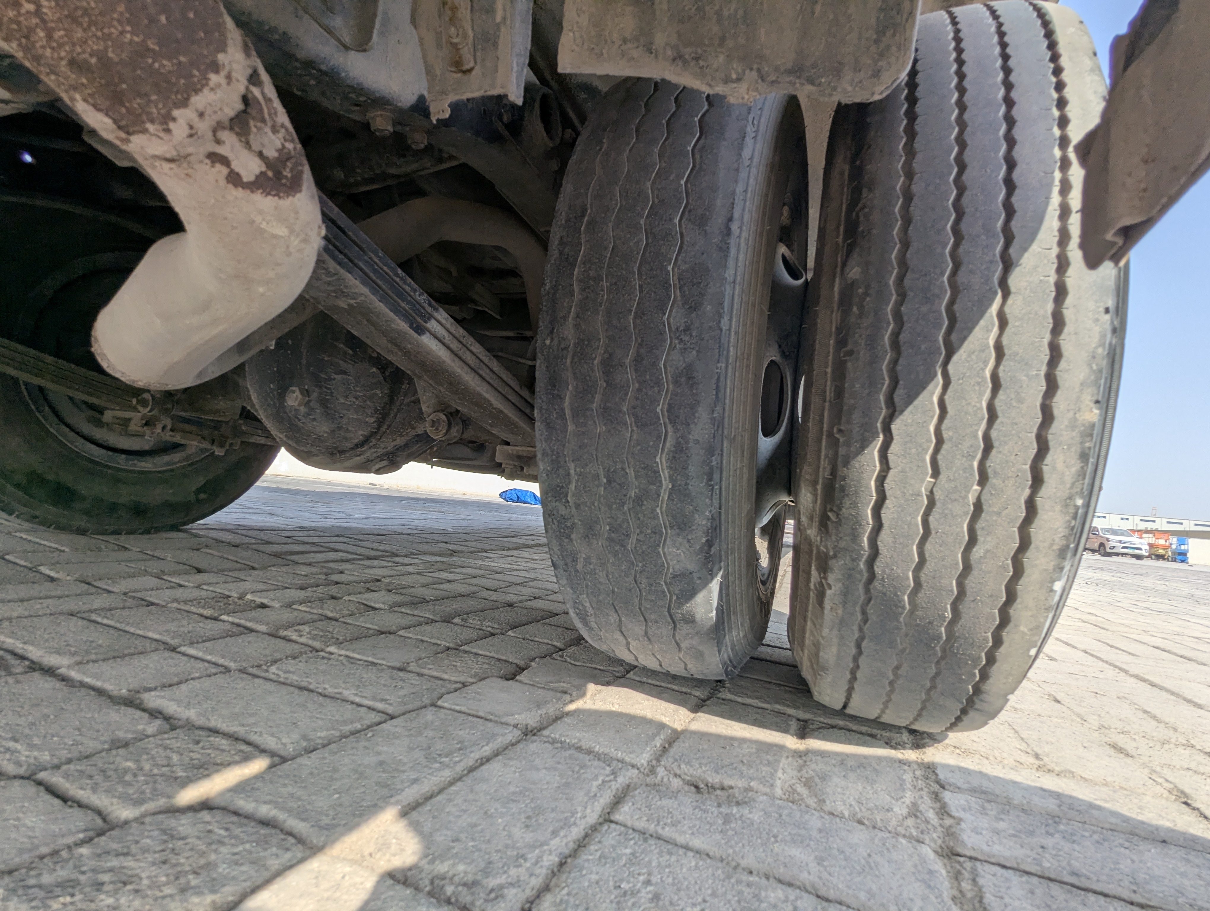 TBV-001-Mitsubishi-Fuso-Roza-Buses-inspection-Wheels-Left-rear-tire-/-wheel-hub---condition-1