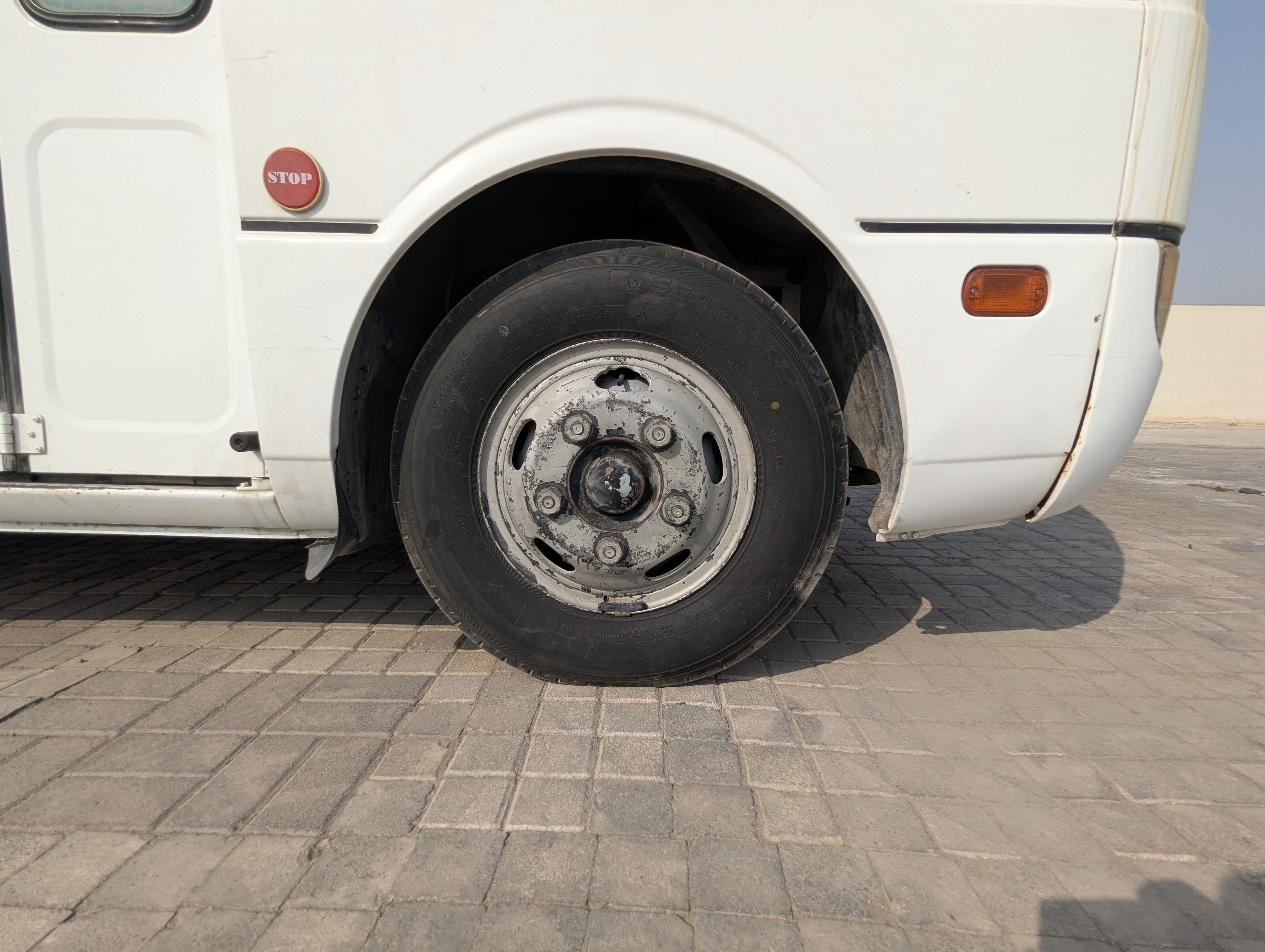 TBV-001-Mitsubishi-Fuso-Roza-Buses-inspection-Wheels-Right-front-tire-/-wheel-hub---condition-1