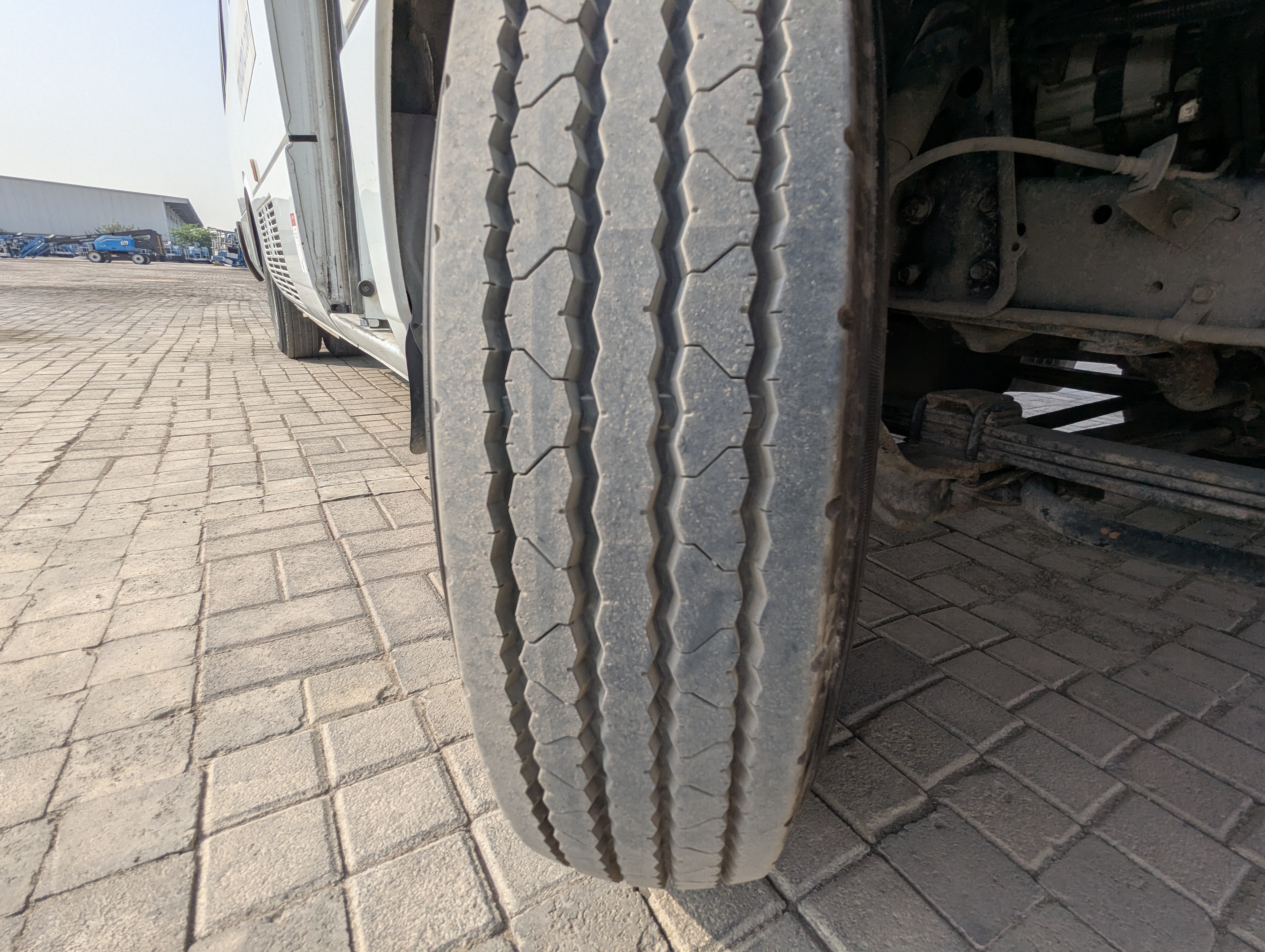 TBV-001-Mitsubishi-Fuso-Roza-Buses-inspection-Wheels-Right-front-tire-/-wheel-hub---condition-1