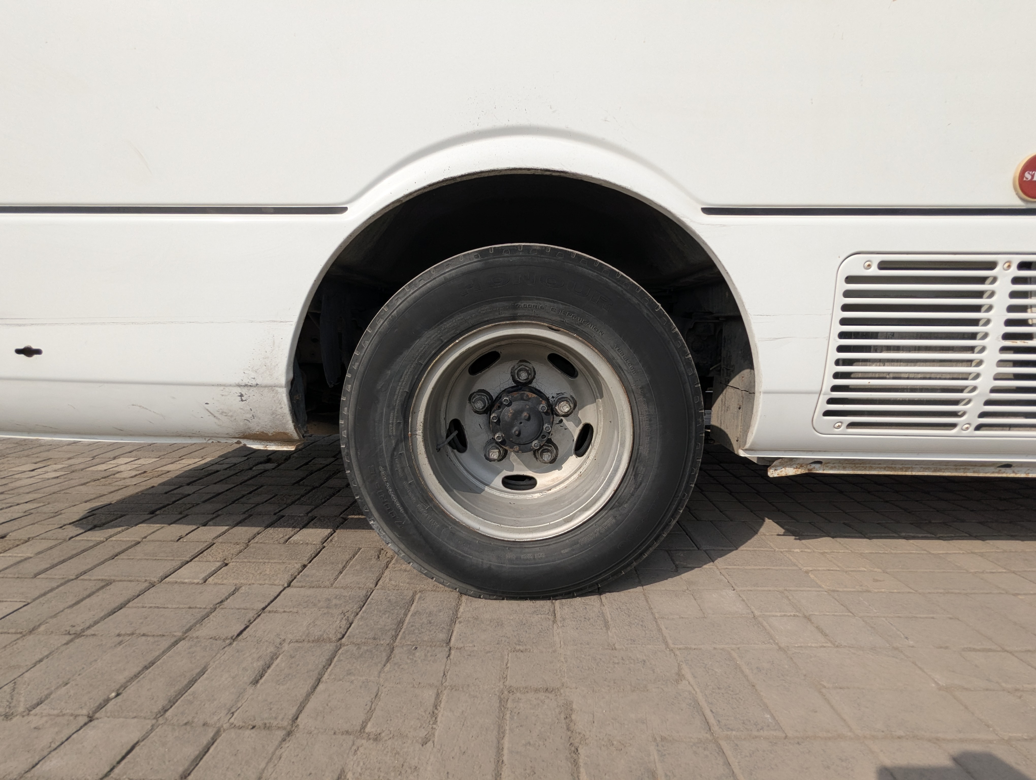 TBV-001-Mitsubishi-Fuso-Roza-Buses-inspection-Wheels-Right-rear-tire-/-wheel-hub---condition-1