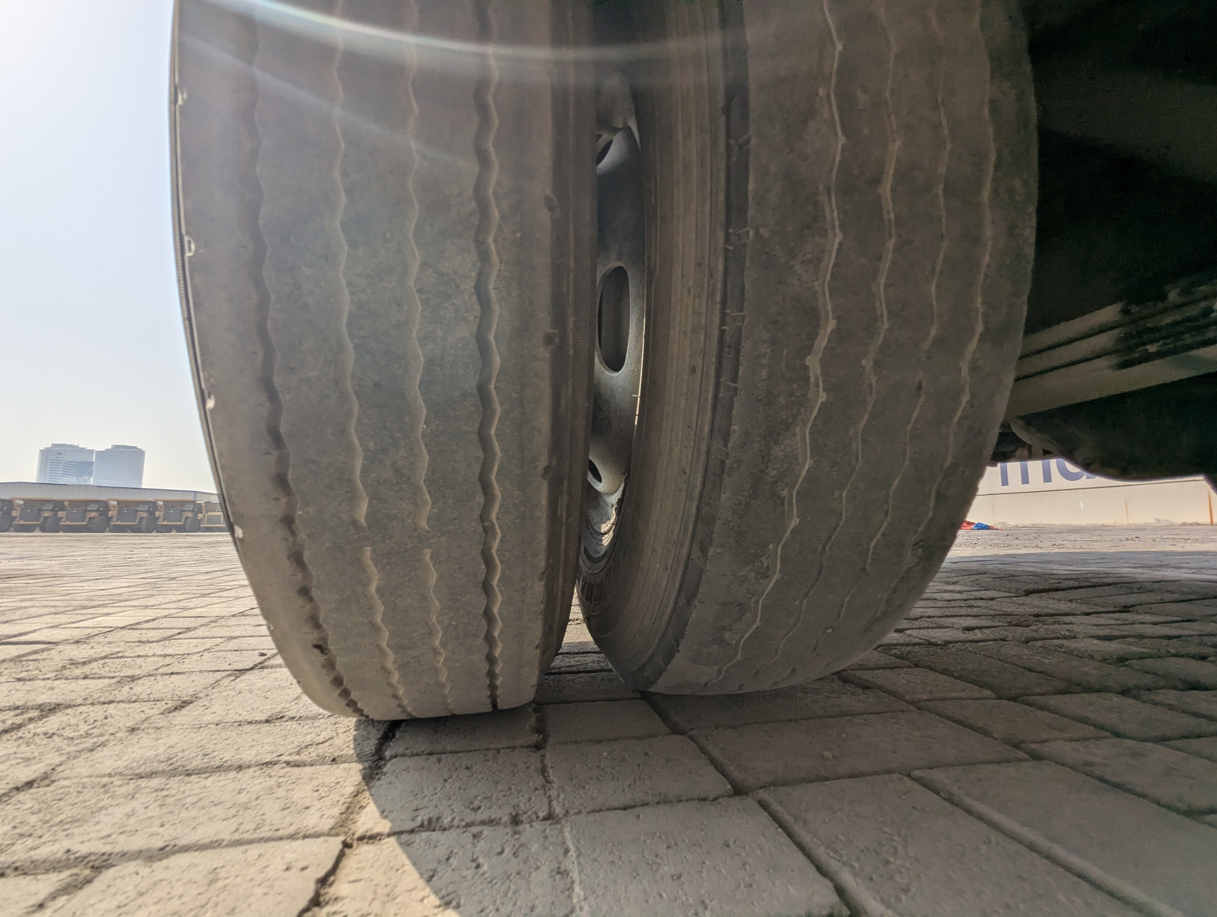 TBV-001-Mitsubishi-Fuso-Roza-Buses-inspection-Wheels-Right-rear-tire-/-wheel-hub---condition-1