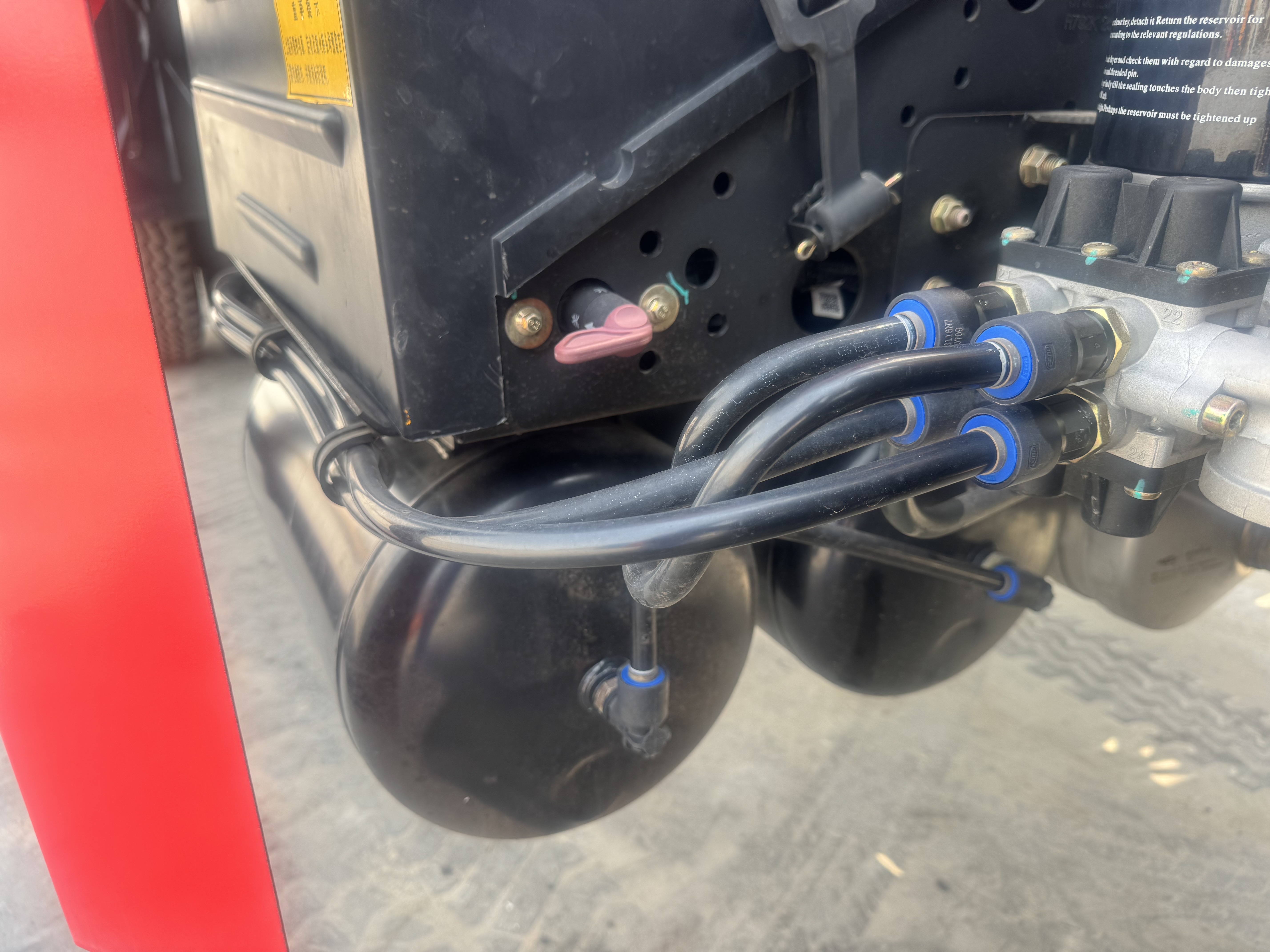 BTC-004-XCMG-SQZ200-Boom-truck-cranes-inspection-Pneumatics-Air-lines-and-hoses-1