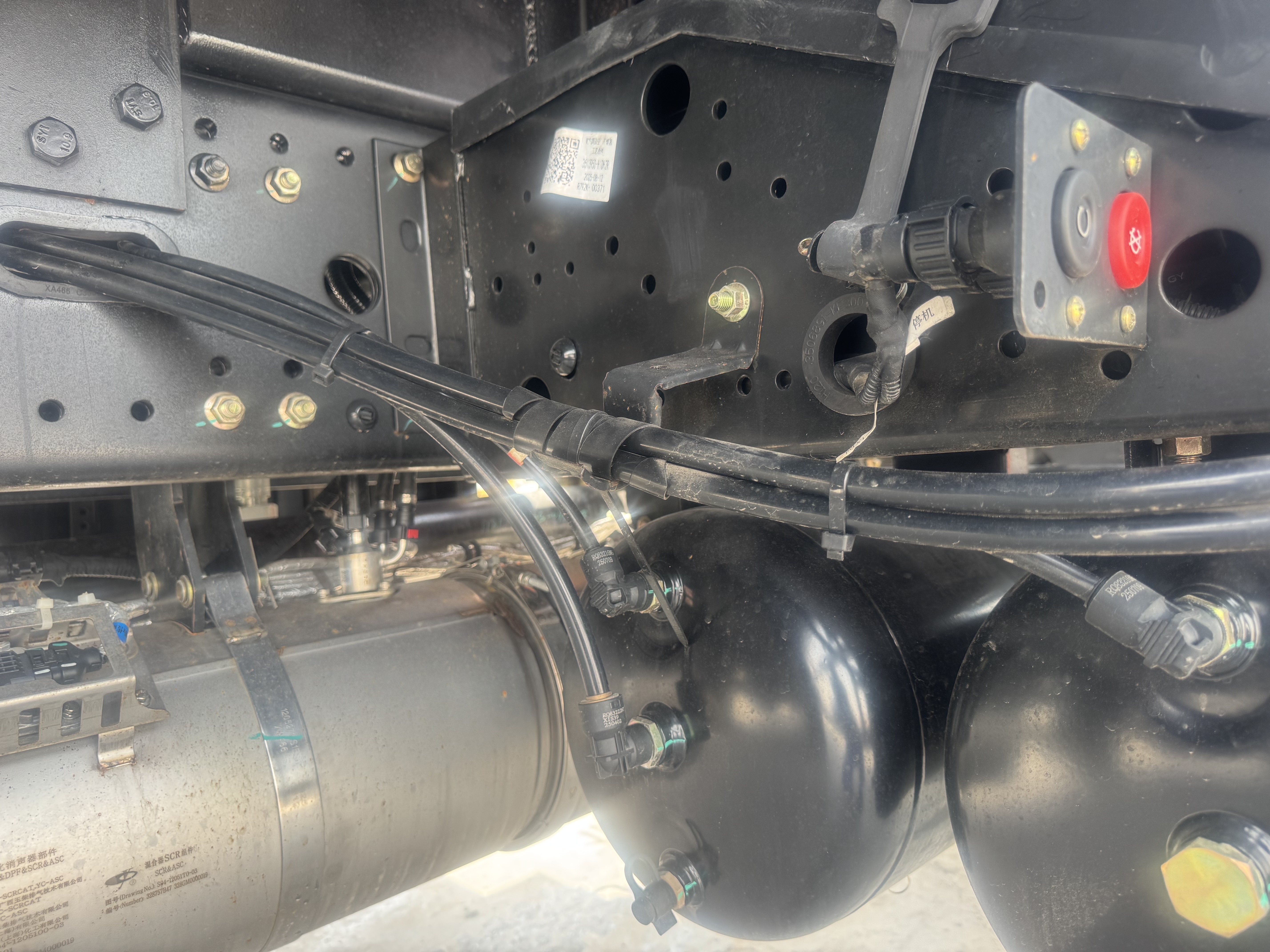 BTC-004-XCMG-SQZ200-Boom-truck-cranes-inspection-Pneumatics-Air-lines-and-hoses-1