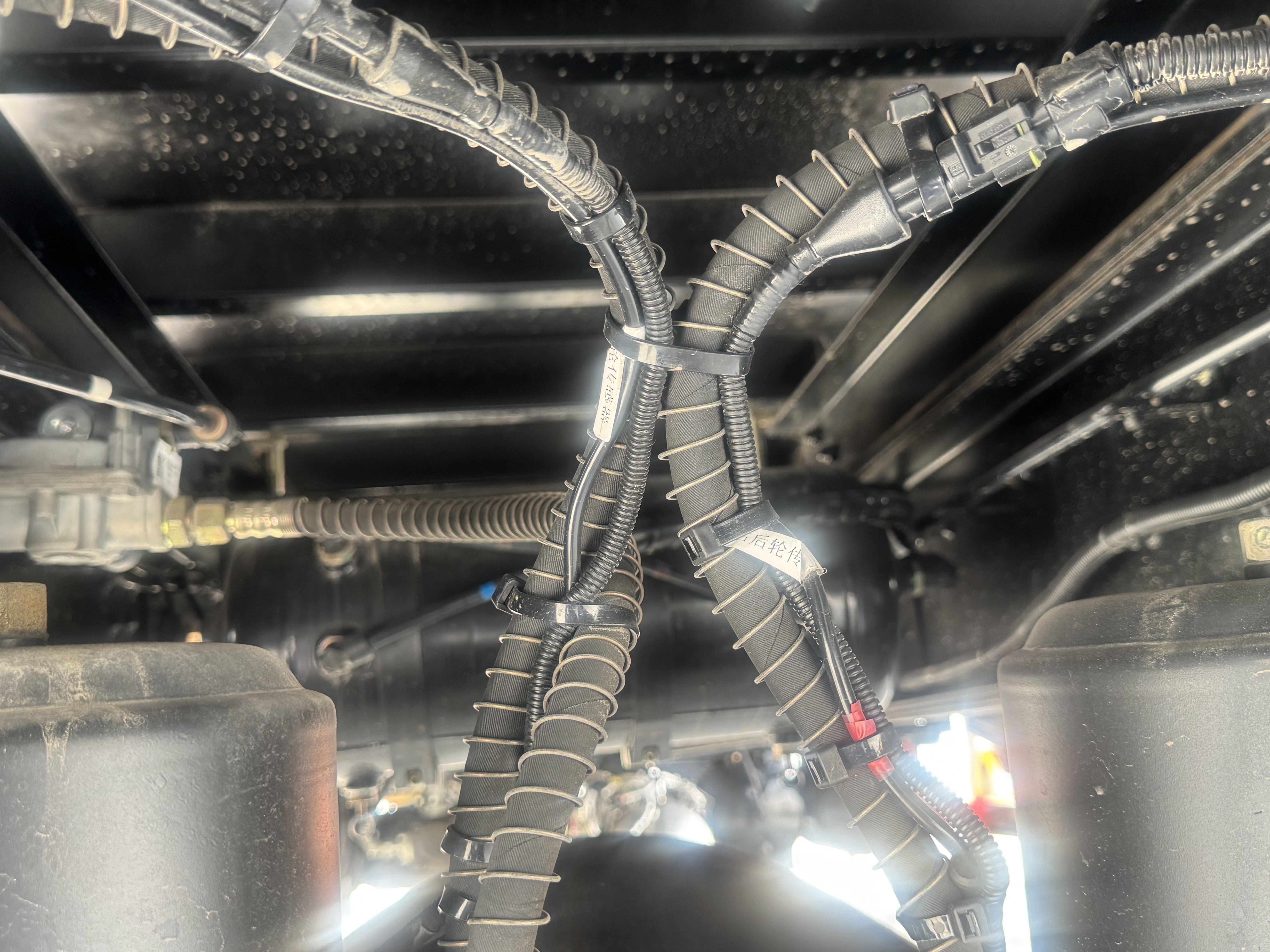 BTC-004-XCMG-SQZ200-Boom-truck-cranes-inspection-Pneumatics-Air-lines-and-hoses-1