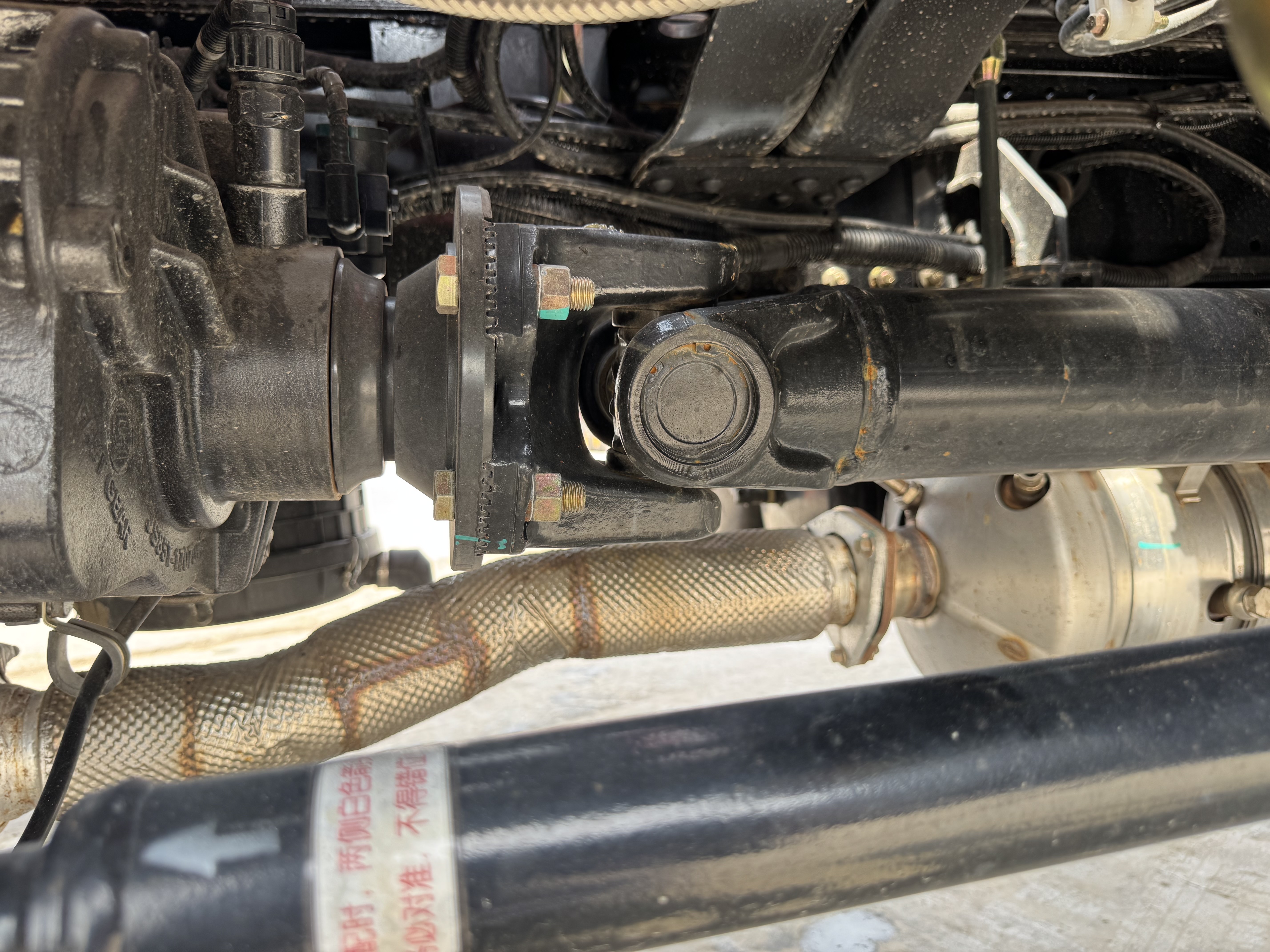 BTC-004-XCMG-SQZ200-Boom-truck-cranes-inspection-Drive-system-Propeller-shaft-3