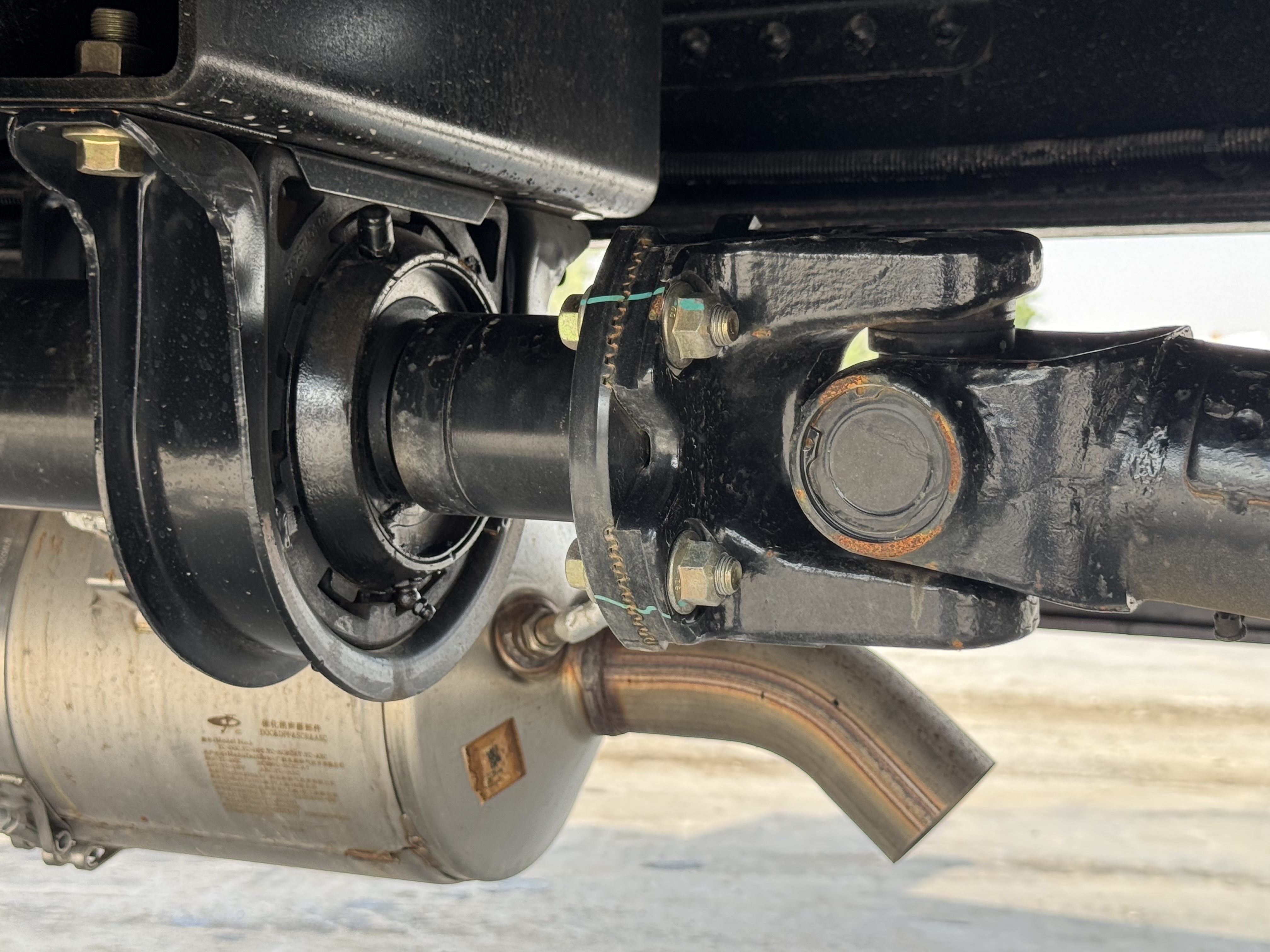 BTC-004-XCMG-SQZ200-Boom-truck-cranes-inspection-Drive-system-Propeller-shaft-3