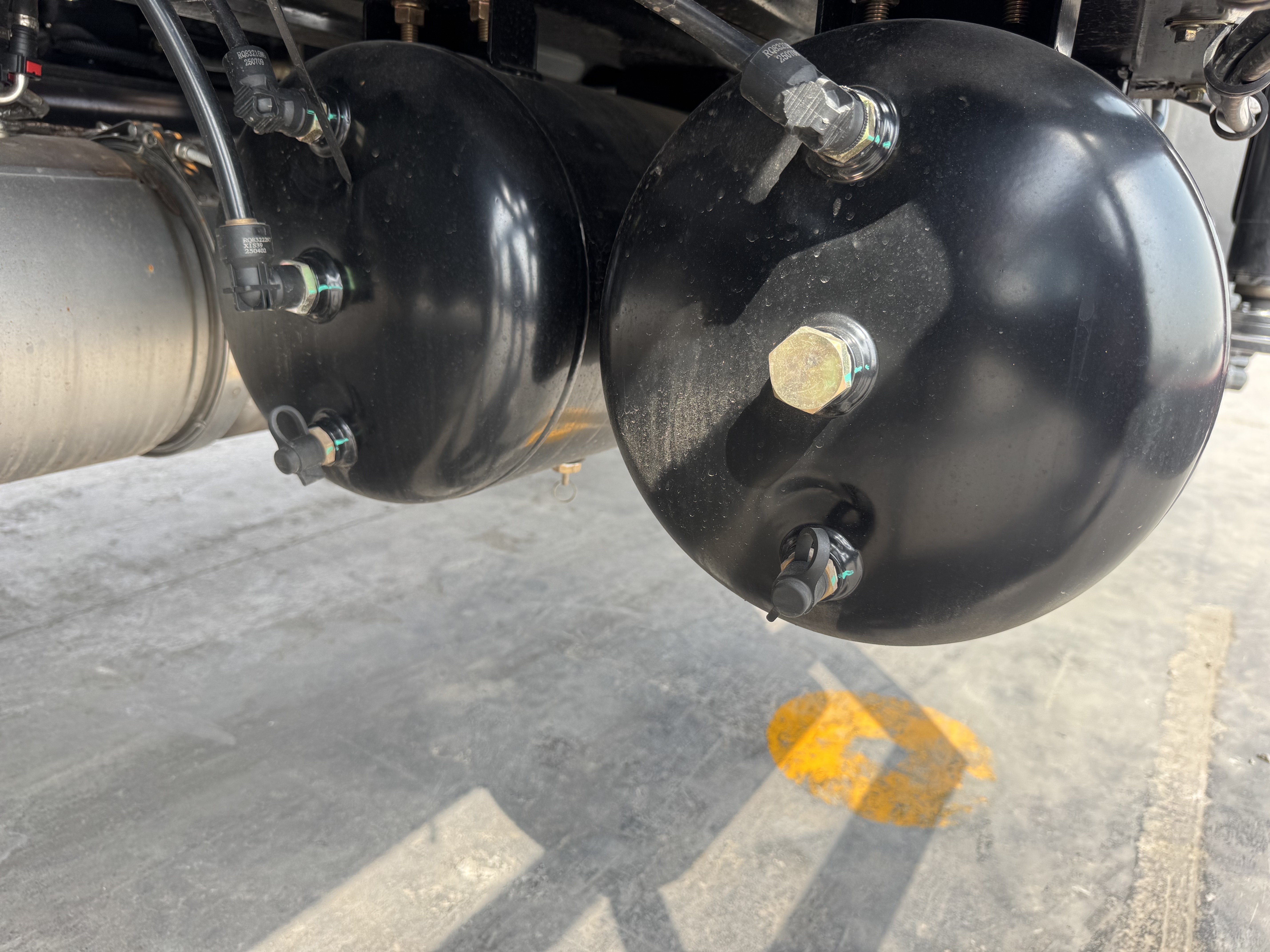 BTC-004-XCMG-SQZ200-Boom-truck-cranes-inspection-Pneumatics-Air-reservoir-tank-2