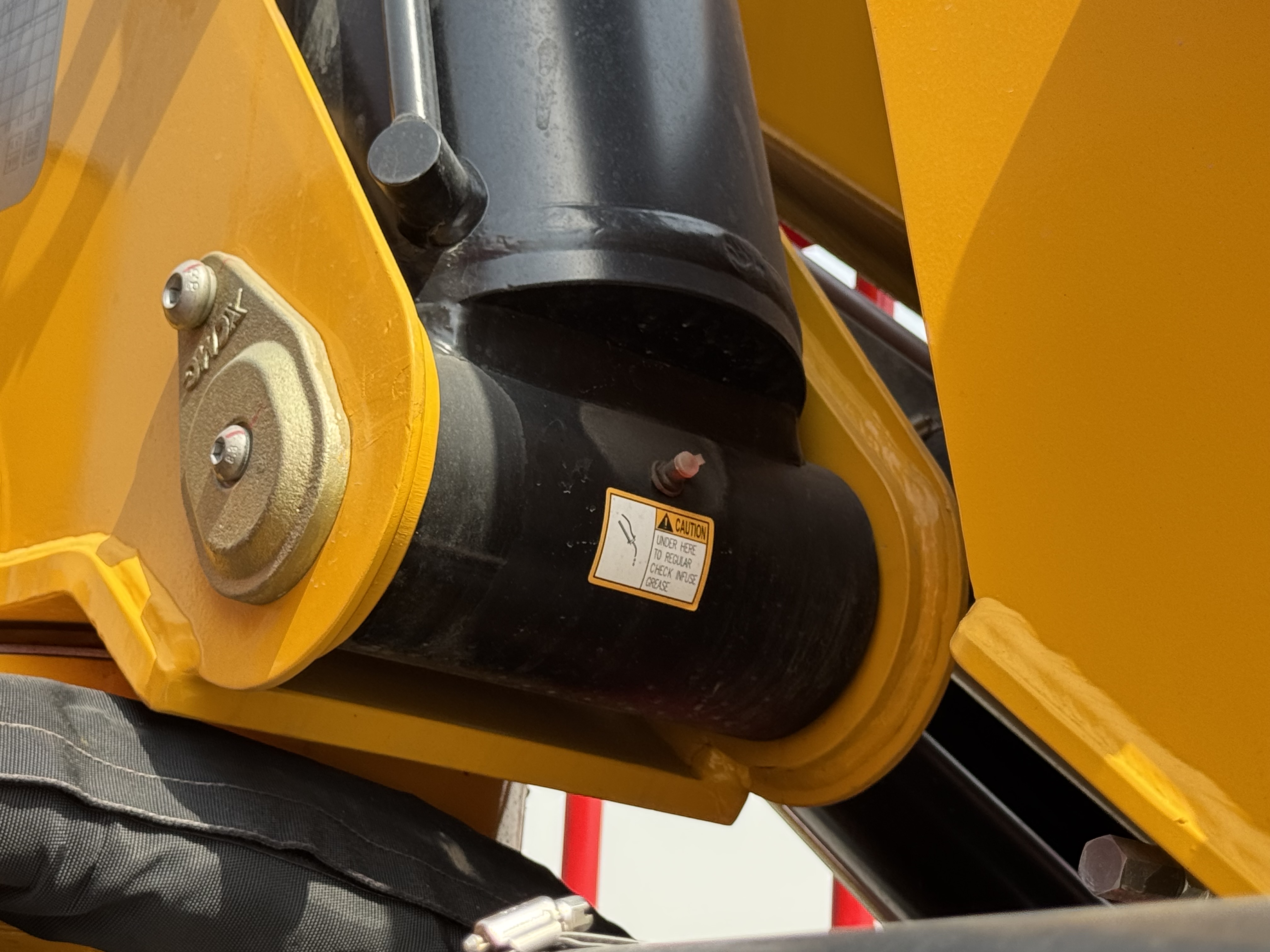 BTC-004-XCMG-SQZ200-Boom-truck-cranes-inspection-Chassis-Boom-base-pin-and-bushings-1
