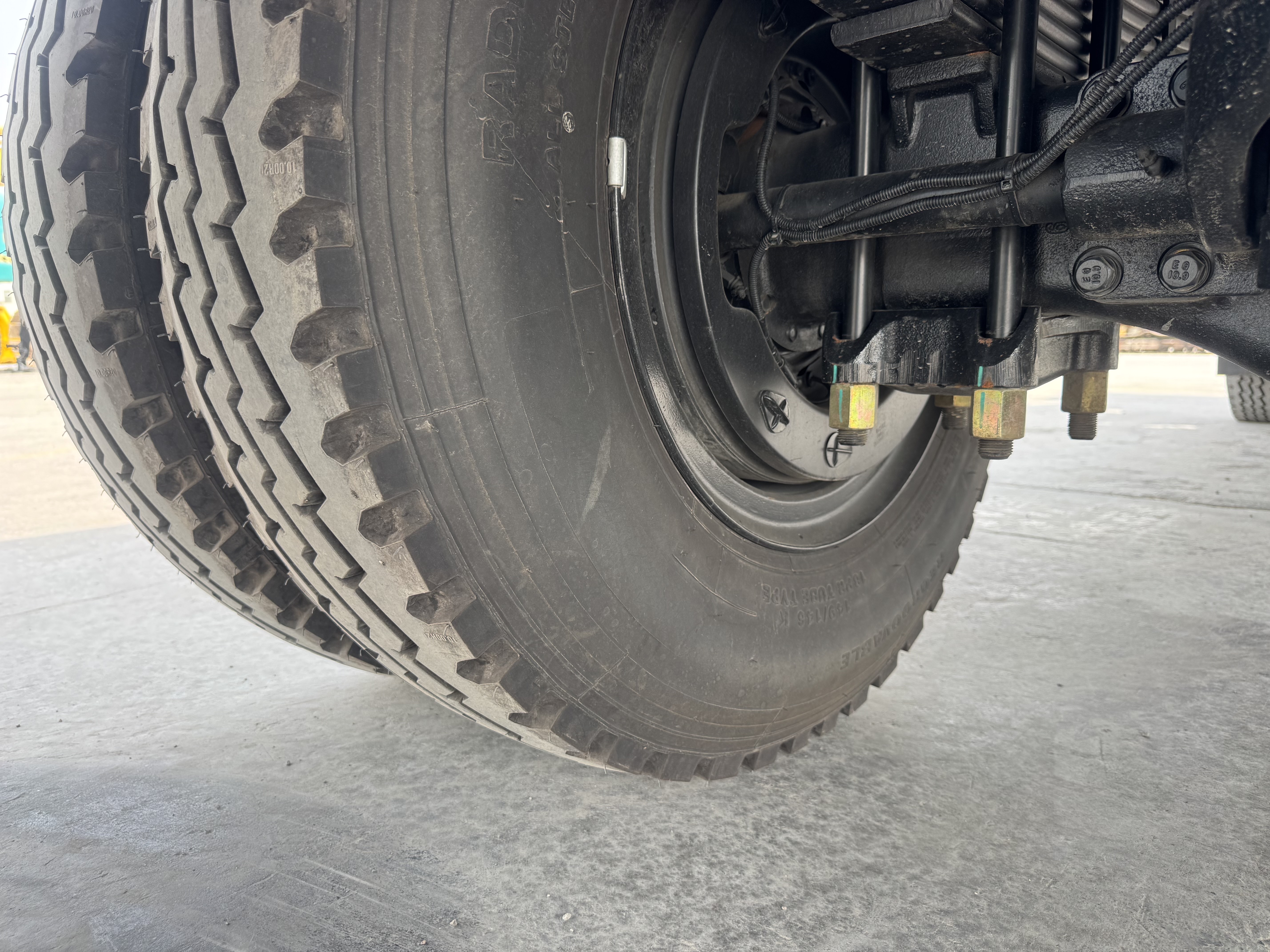 BTC-004-XCMG-SQZ200-Boom-truck-cranes-inspection-Chassis-Left-tire-/-wheel-hub-condition-1