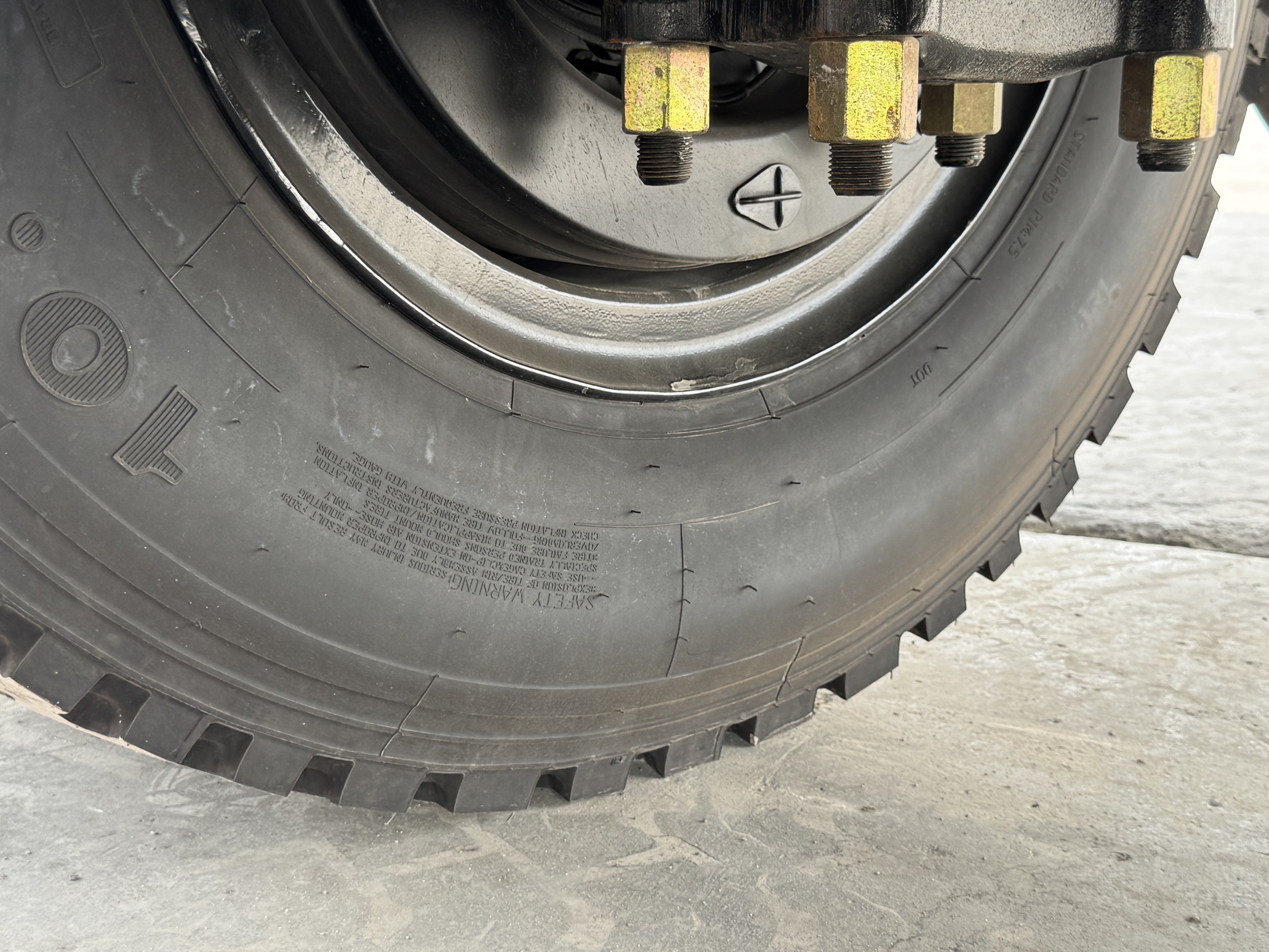 BTC-004-XCMG-SQZ200-Boom-truck-cranes-inspection-Chassis-Left-tire-/-wheel-hub-condition-1