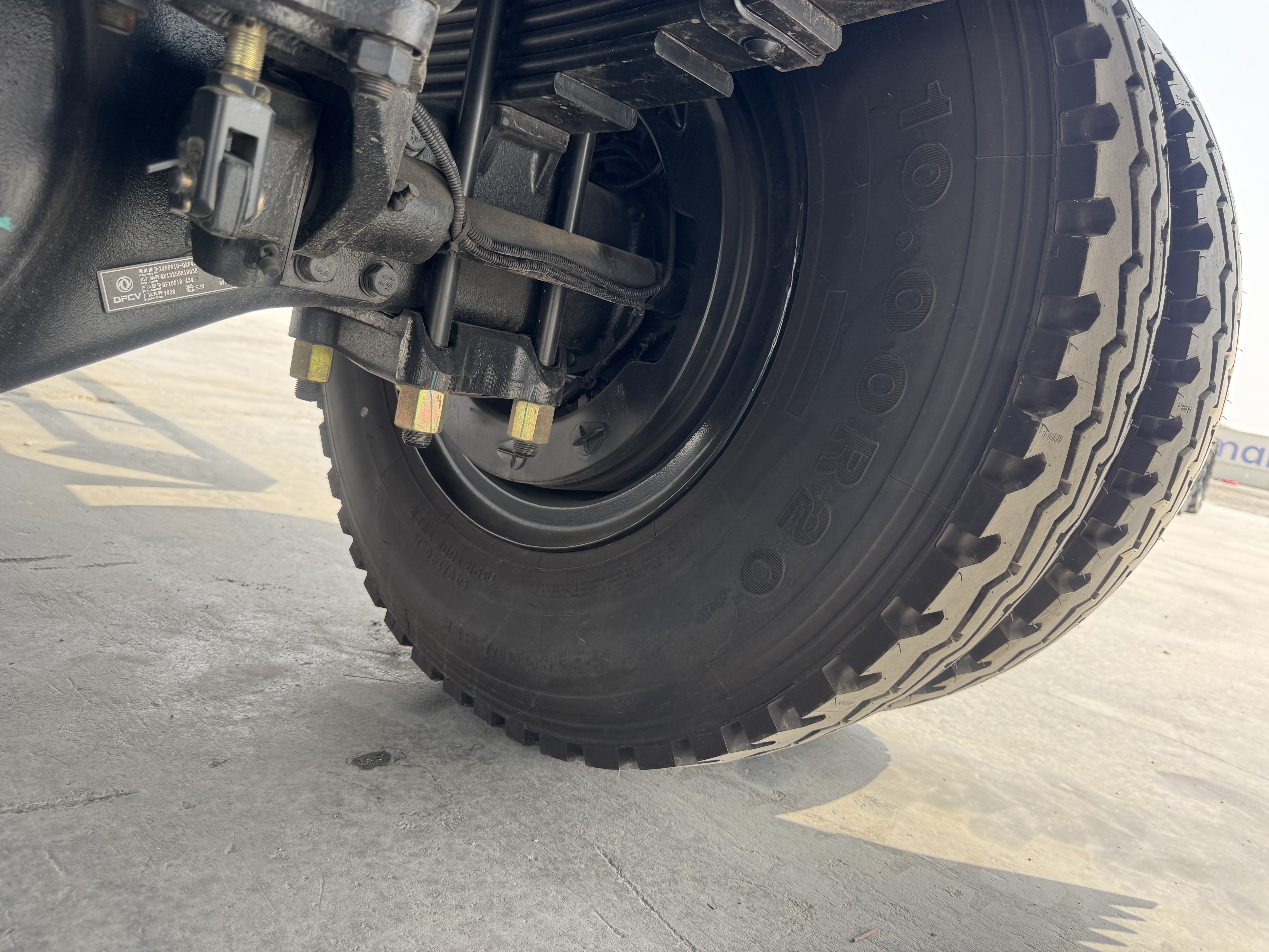 BTC-004-XCMG-SQZ200-Boom-truck-cranes-inspection-Chassis-Right-tire-/-wheel-hub-condition-1