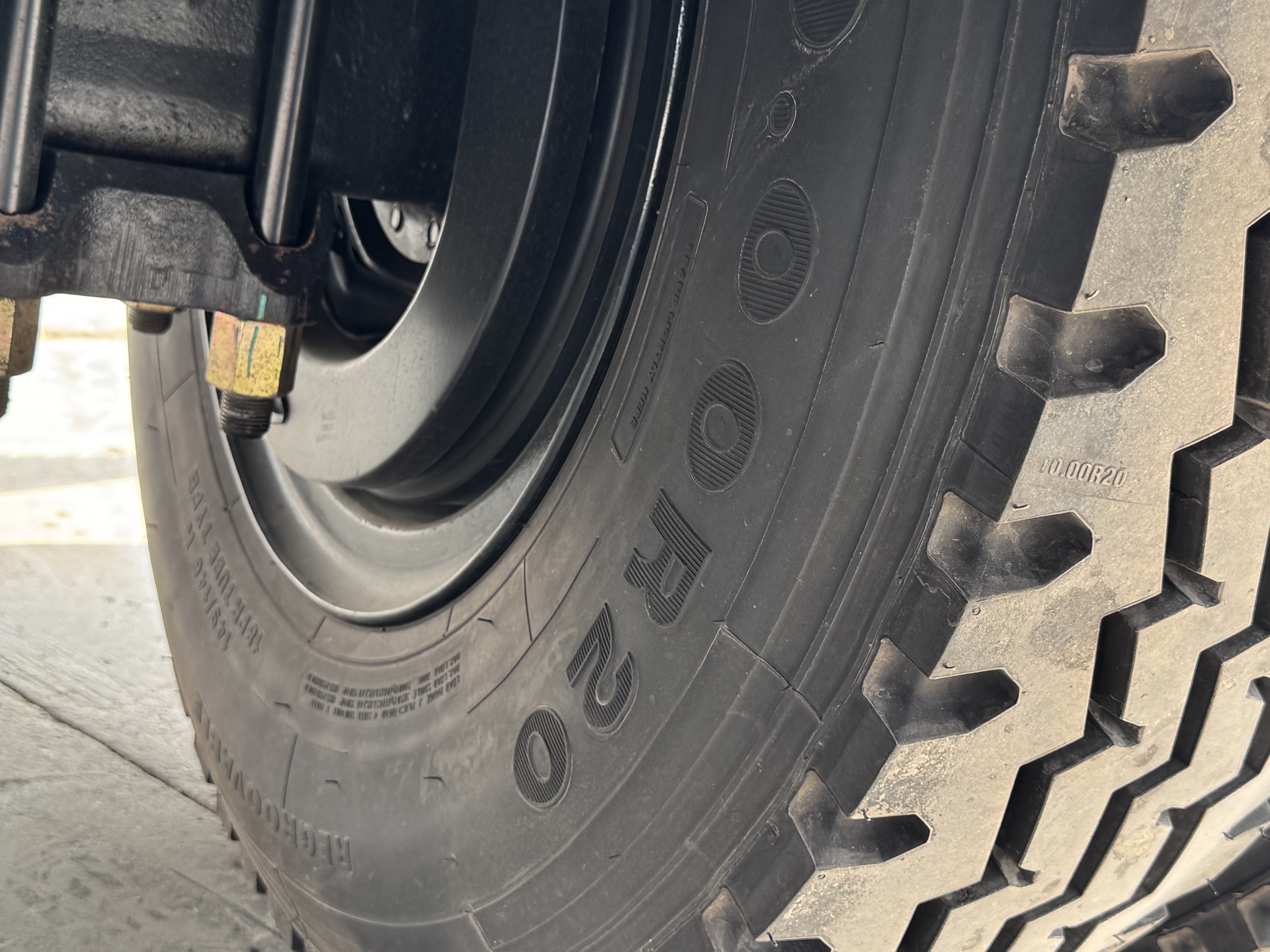 BTC-004-XCMG-SQZ200-Boom-truck-cranes-inspection-Chassis-Right-tire-/-wheel-hub-condition-1