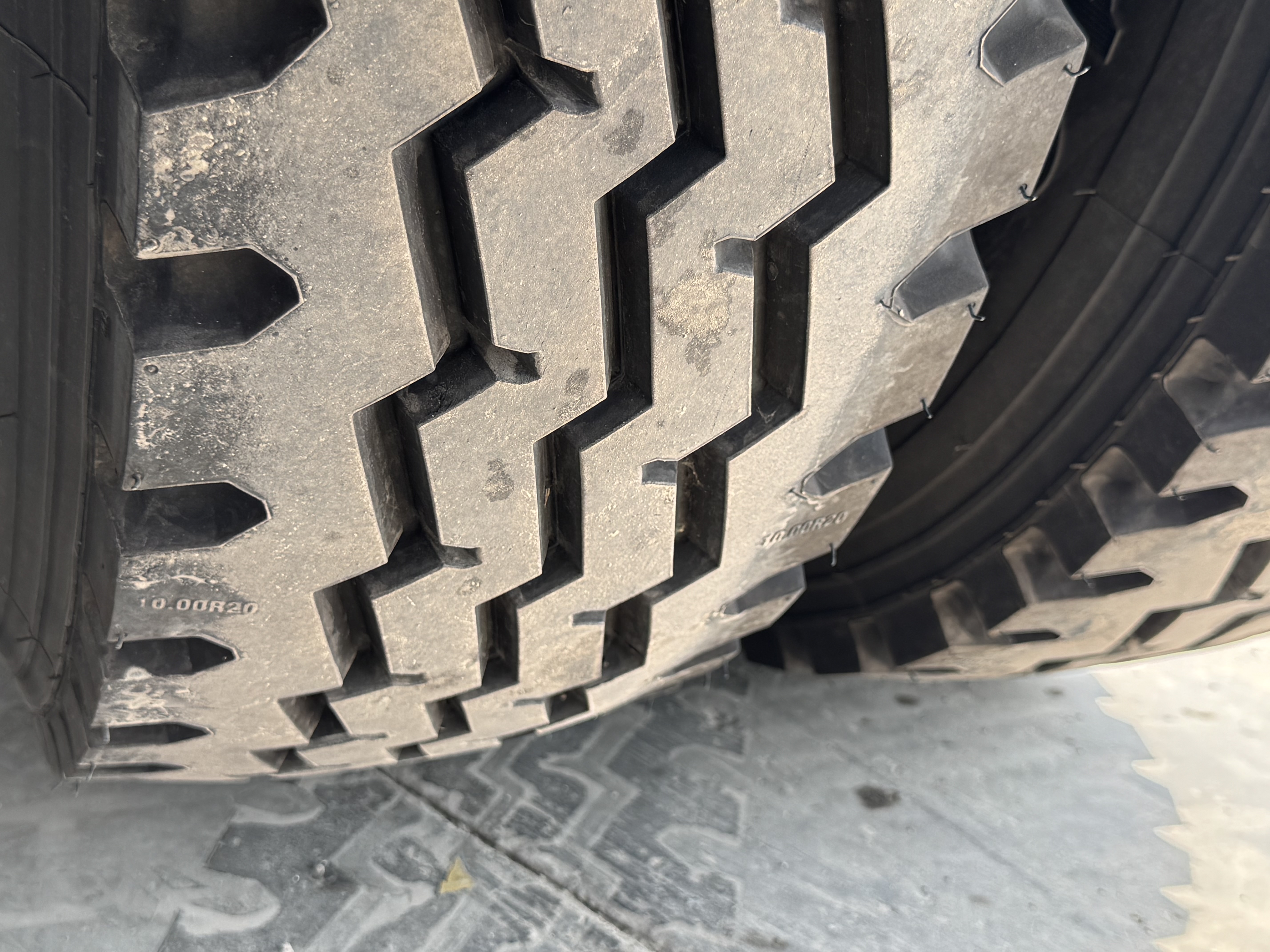 BTC-004-XCMG-SQZ200-Boom-truck-cranes-inspection-Chassis-Right-tire-/-wheel-hub-condition-1