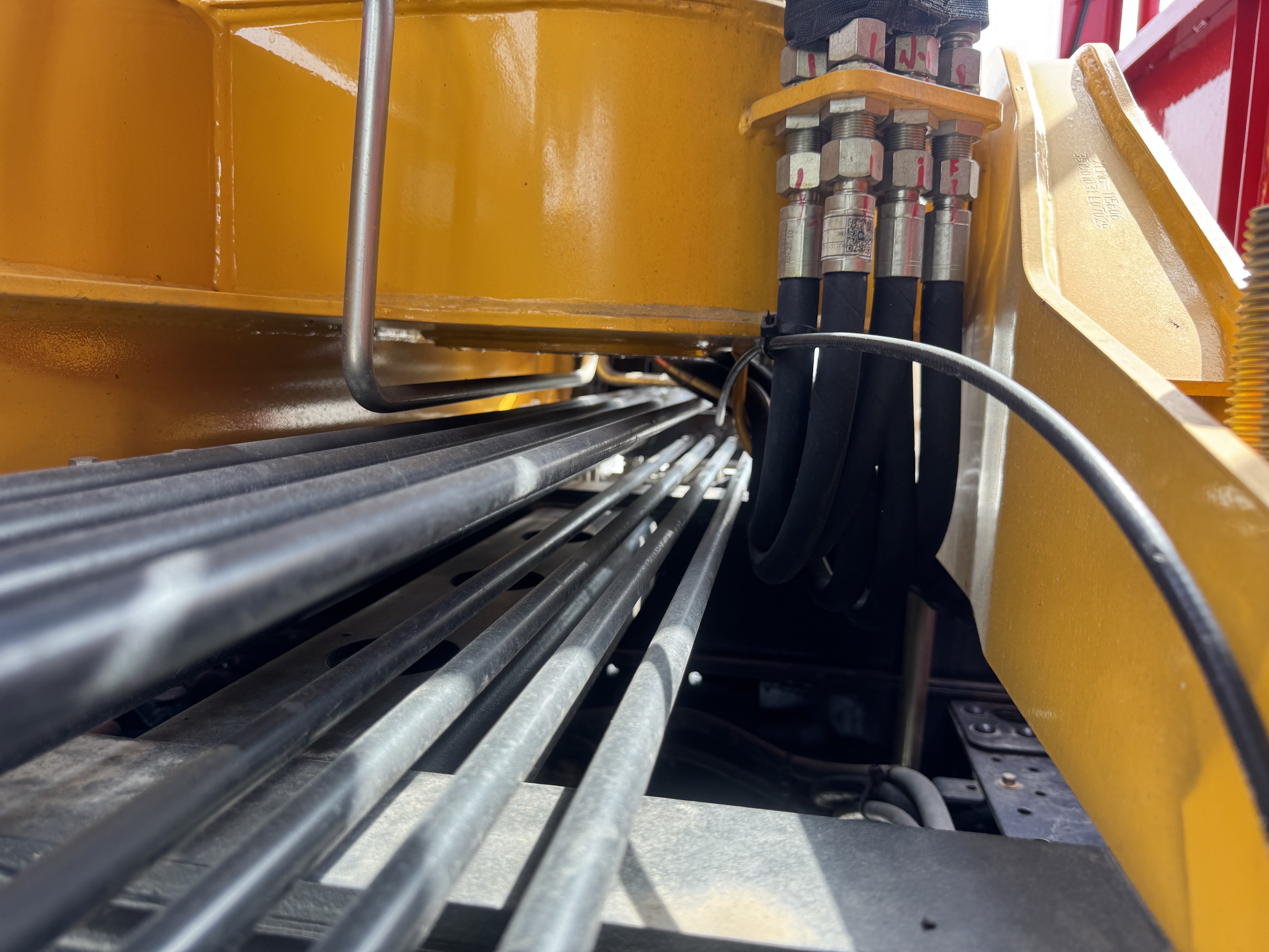 BTC-004-XCMG-SQZ200-Boom-truck-cranes-inspection-Hydraulics-Hydraulic-hoses-and-lines-1