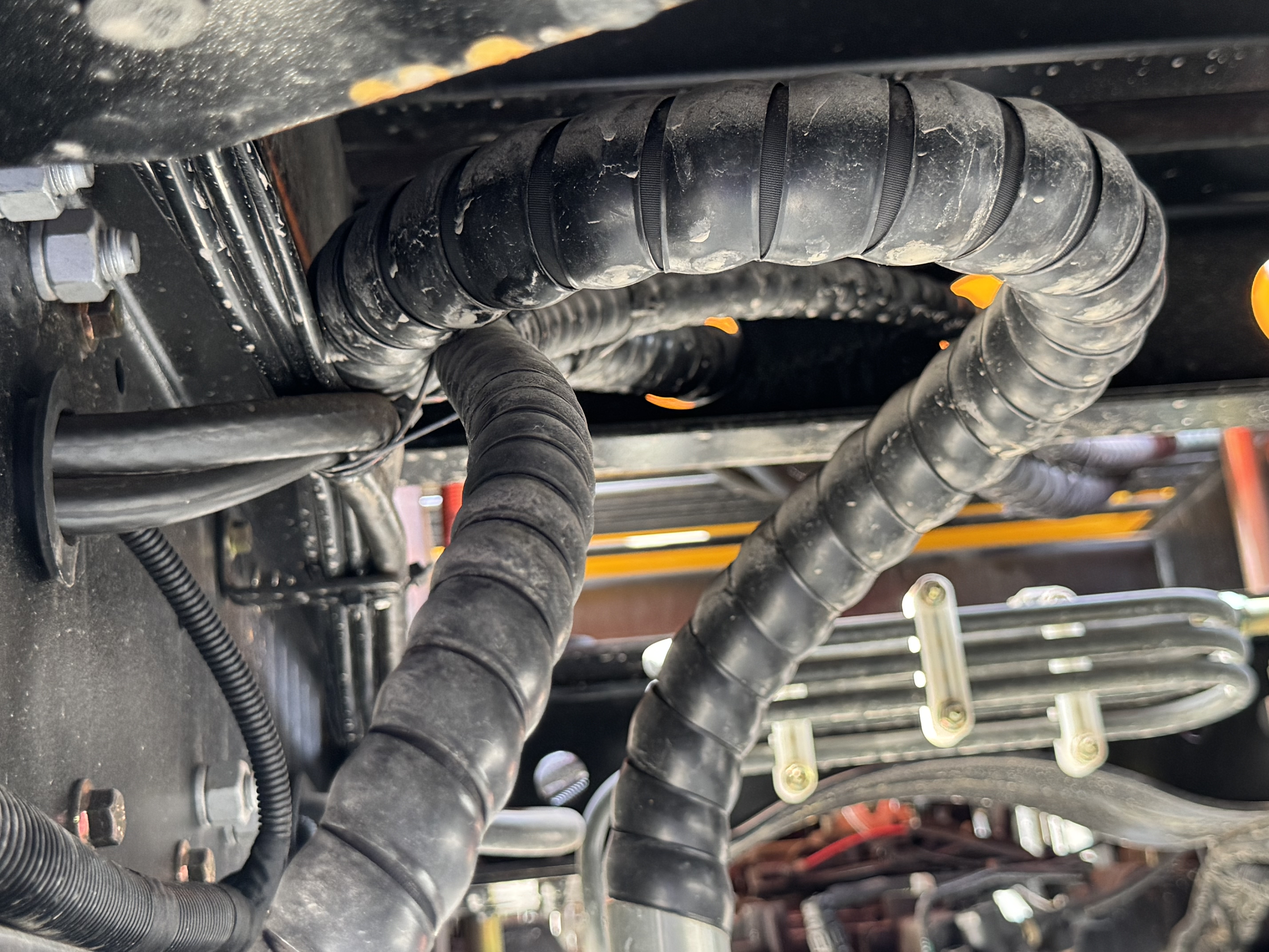 BTC-004-XCMG-SQZ200-Boom-truck-cranes-inspection-Hydraulics-Hydraulic-hoses-and-lines-1