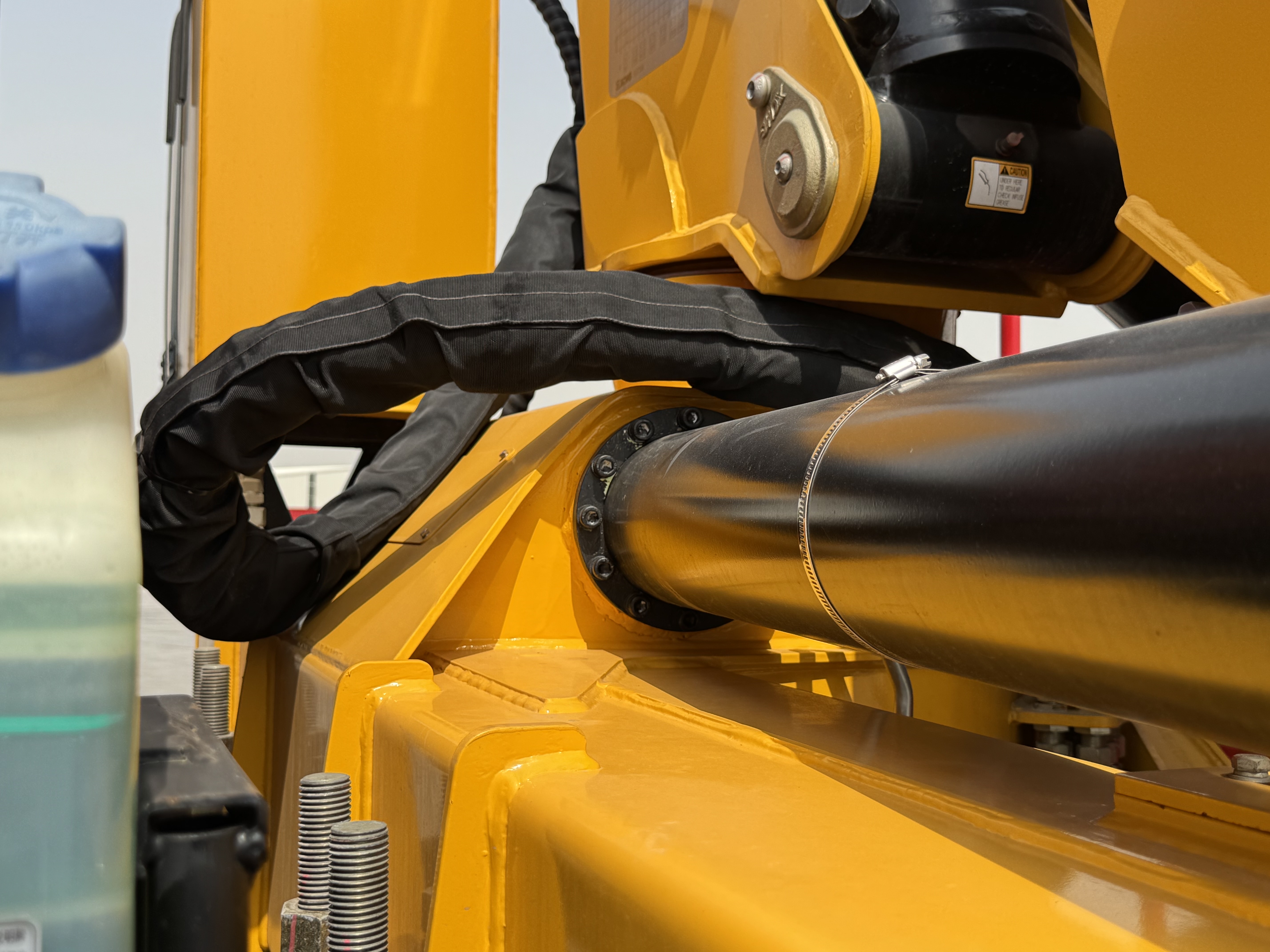 BTC-004-XCMG-SQZ200-Boom-truck-cranes-inspection-Hydraulics-Hydraulic-hoses-and-lines-1