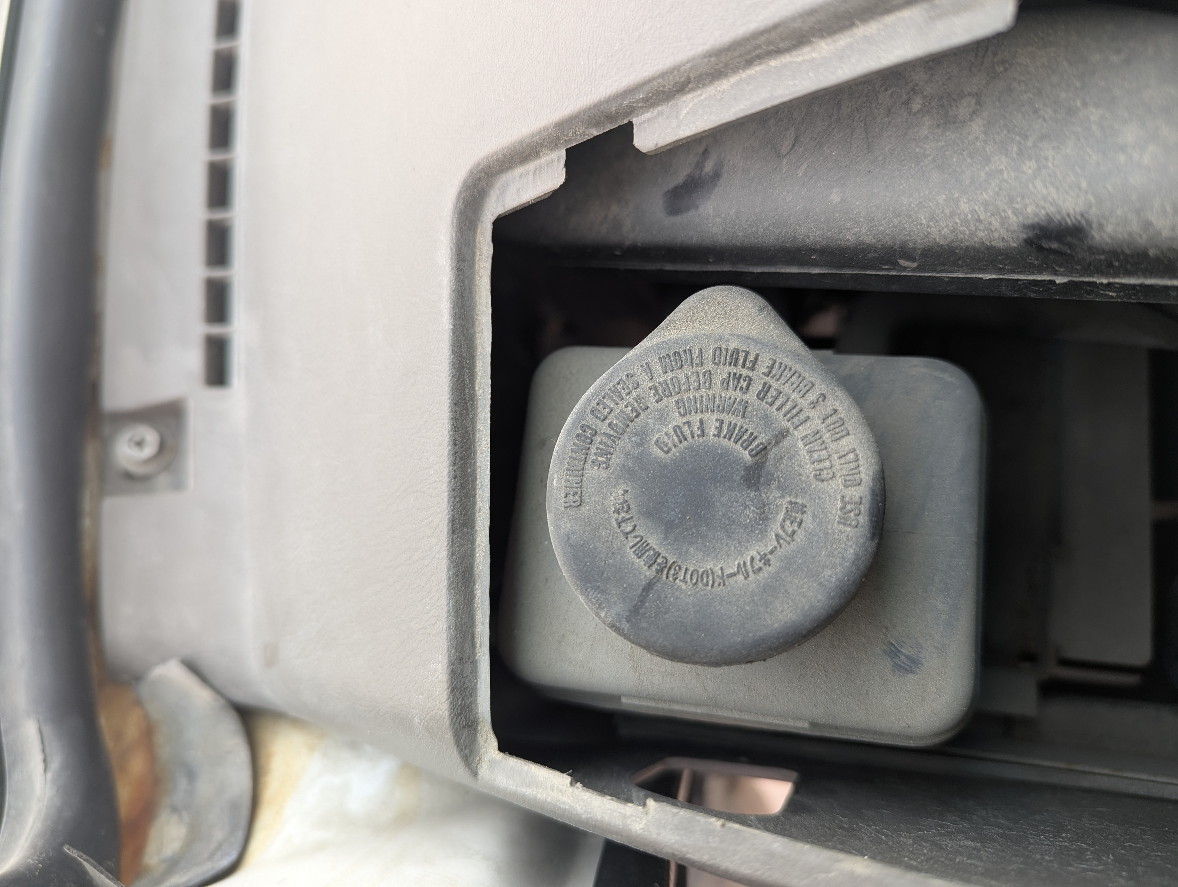 TBV-001-Mitsubishi-Fuso-Roza-Buses-inspection-Engine-Brake-fuid-1