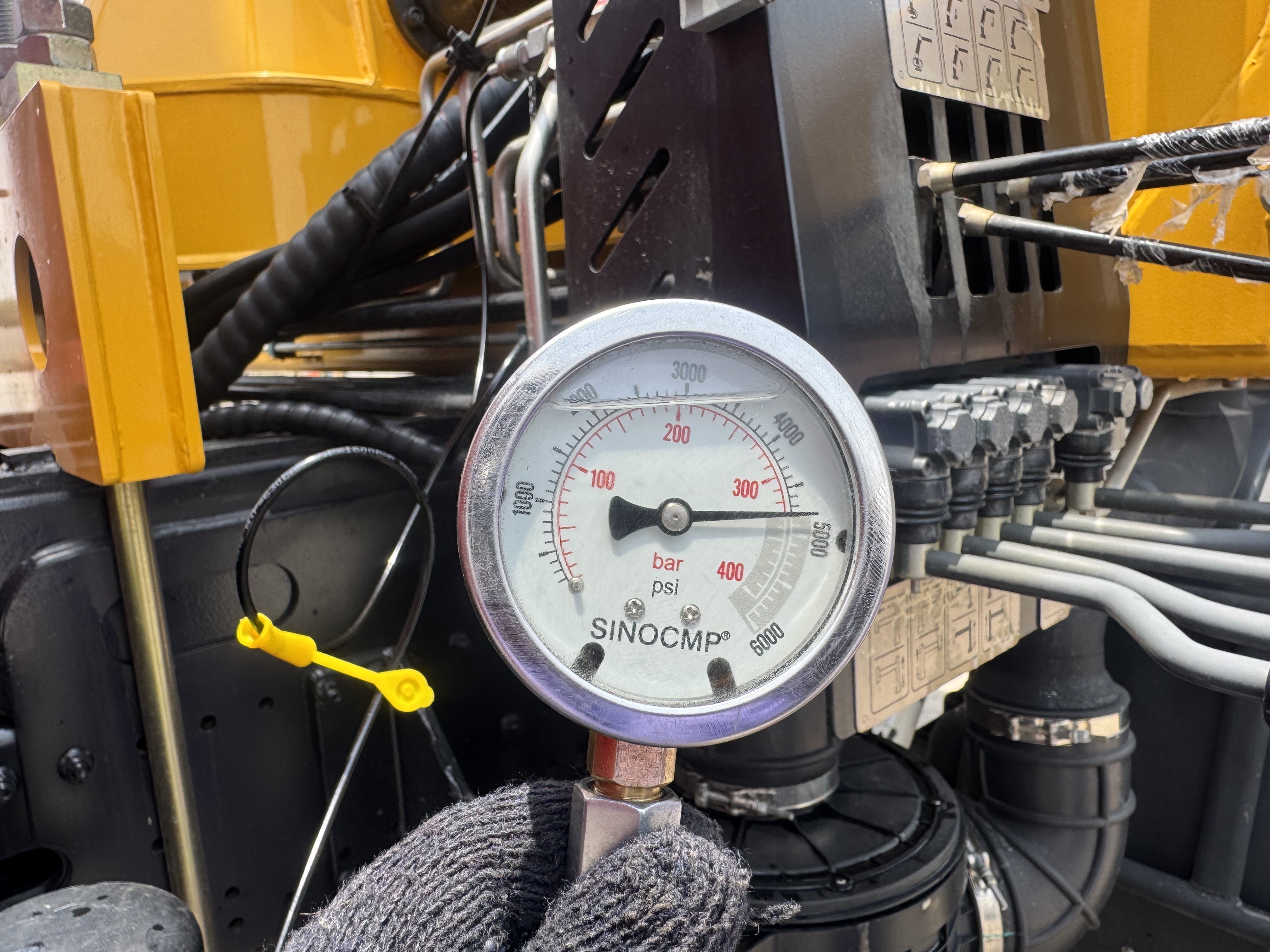 BTC-004-XCMG-SQZ200-Boom-truck-cranes-inspection-Pressures-Hydraulic-pump-high-pressure-cutoff-1