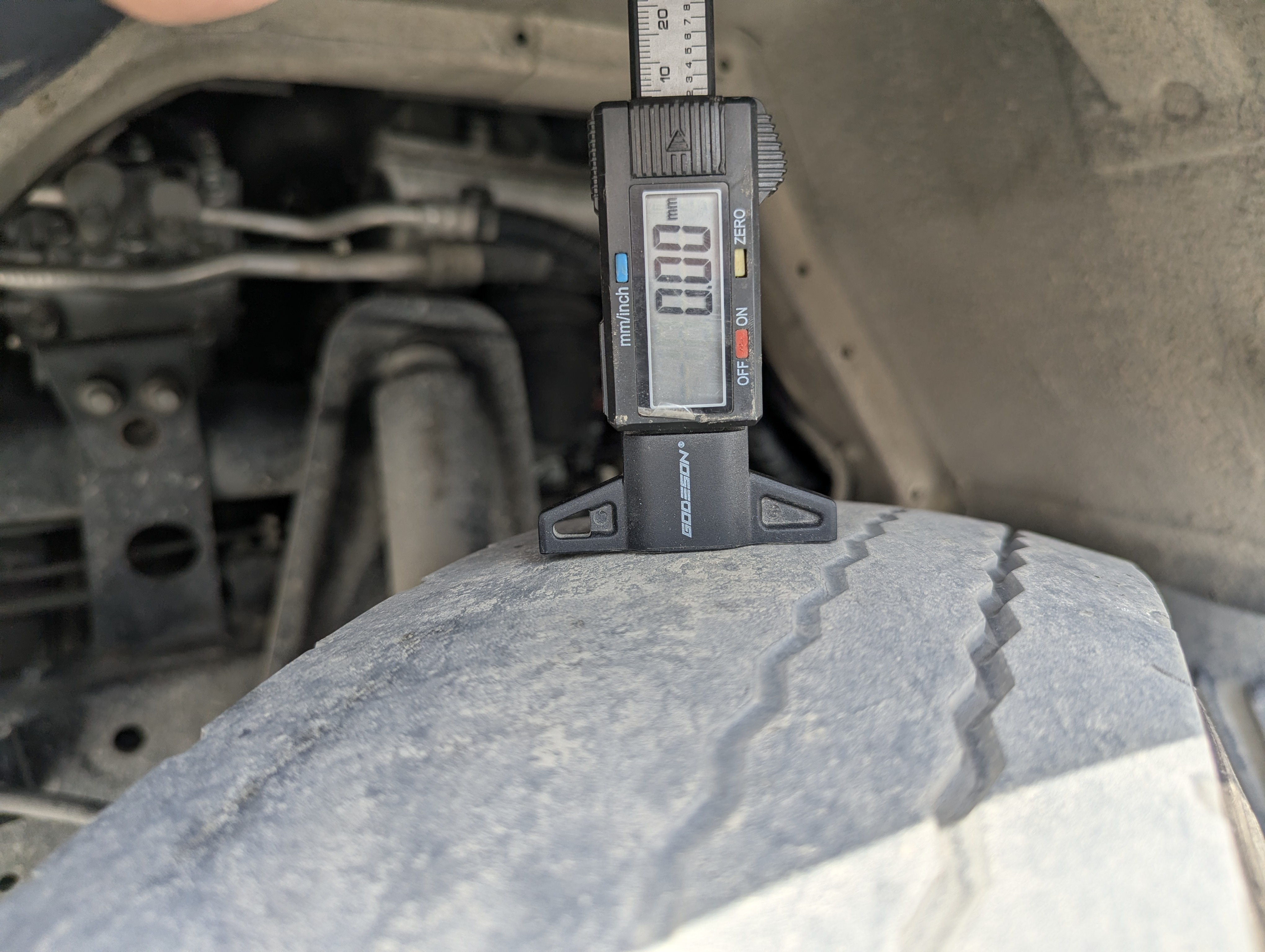 TBV-001-Mitsubishi-Fuso-Roza-Buses-inspection-Wheels-Left-front-tire---tread-depth-1