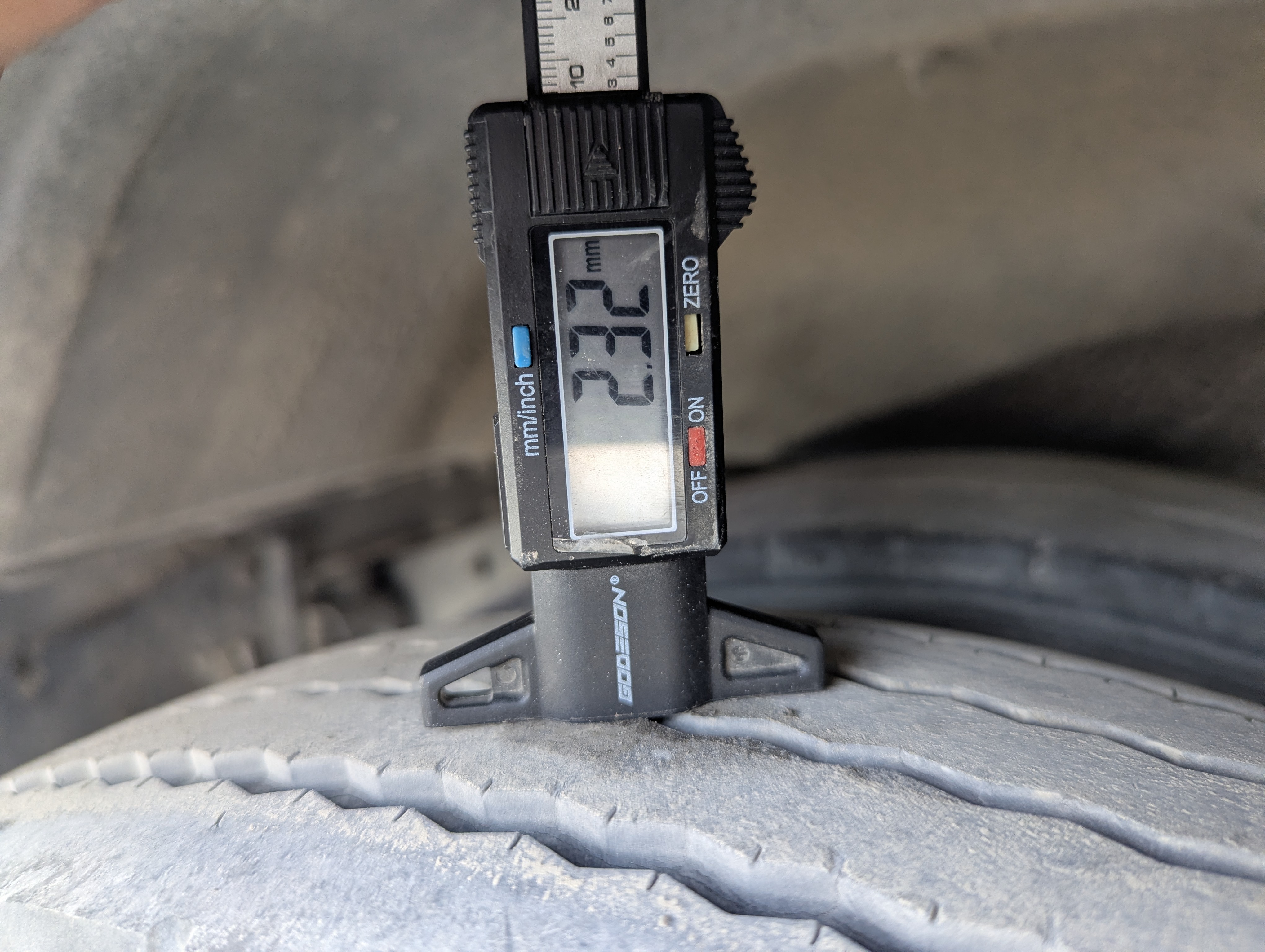 TBV-001-Mitsubishi-Fuso-Roza-Buses-inspection-Wheels-Left-rear-tire---tread-depth-1