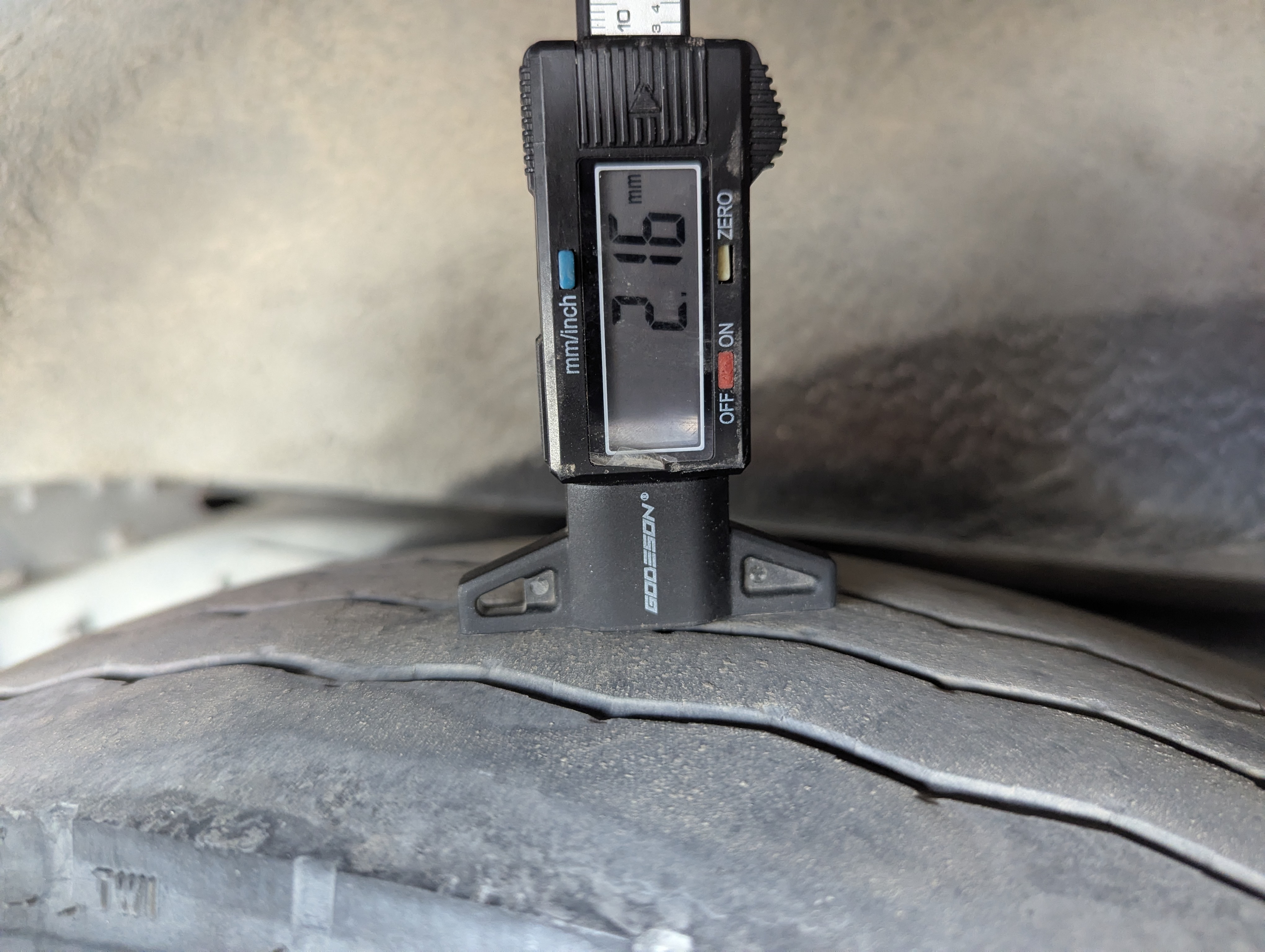 TBV-001-Mitsubishi-Fuso-Roza-Buses-inspection-Wheels-Left-rear-tire---tread-depth-1