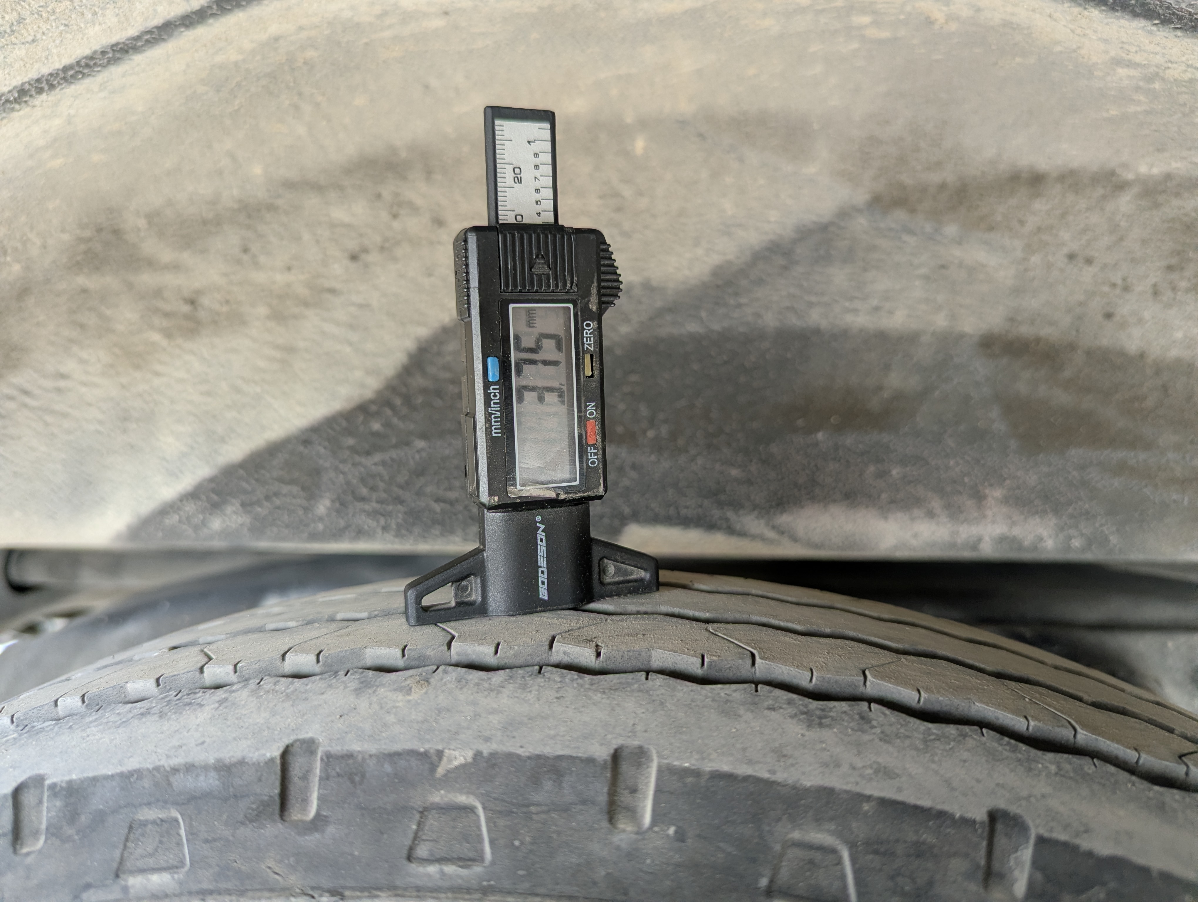 TBV-001-Mitsubishi-Fuso-Roza-Buses-inspection-Wheels-Right-front-tire---tread-depth-1