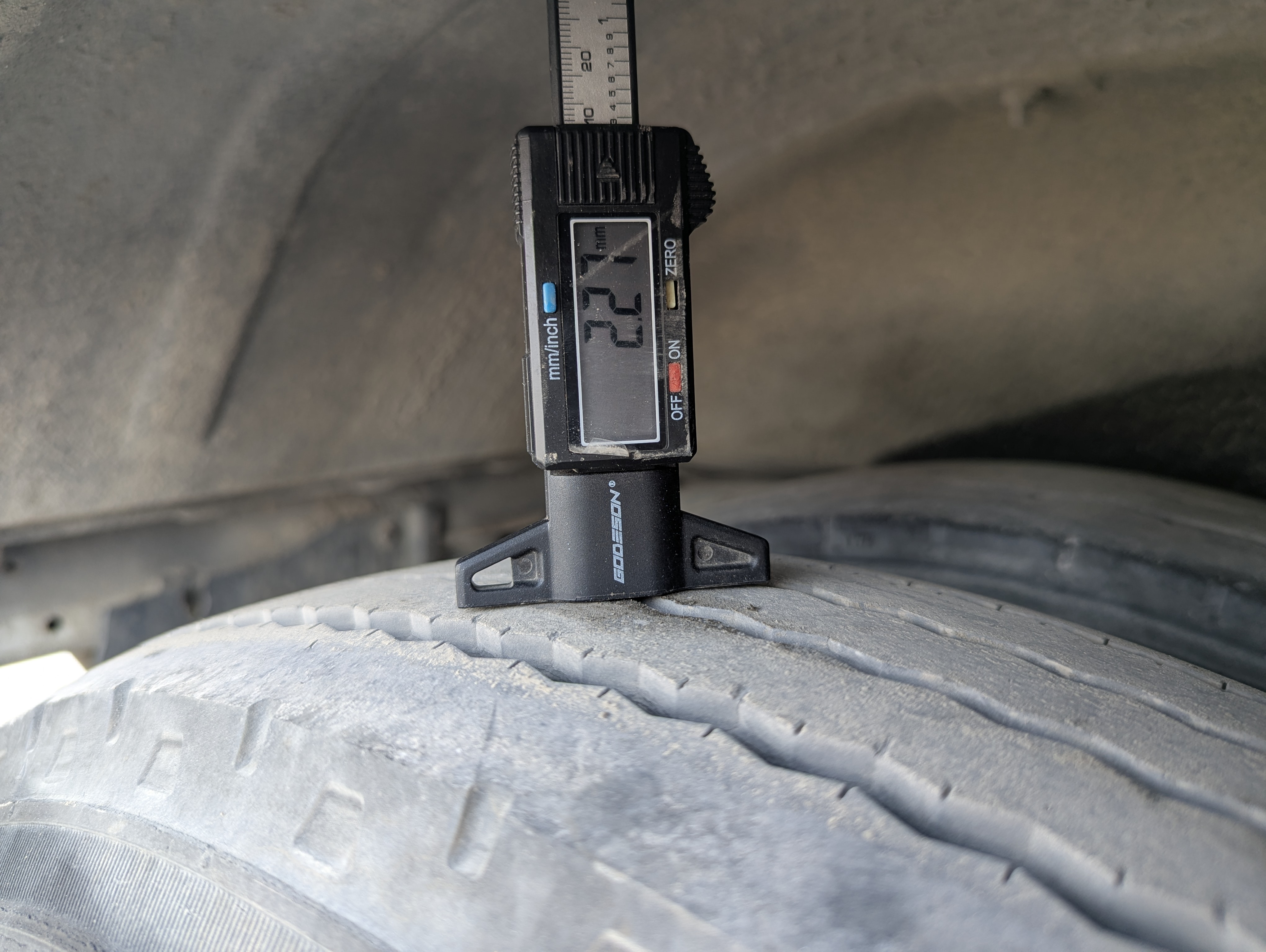 TBV-001-Mitsubishi-Fuso-Roza-Buses-inspection-Wheels-Right-rear-tire---tread-depth-1