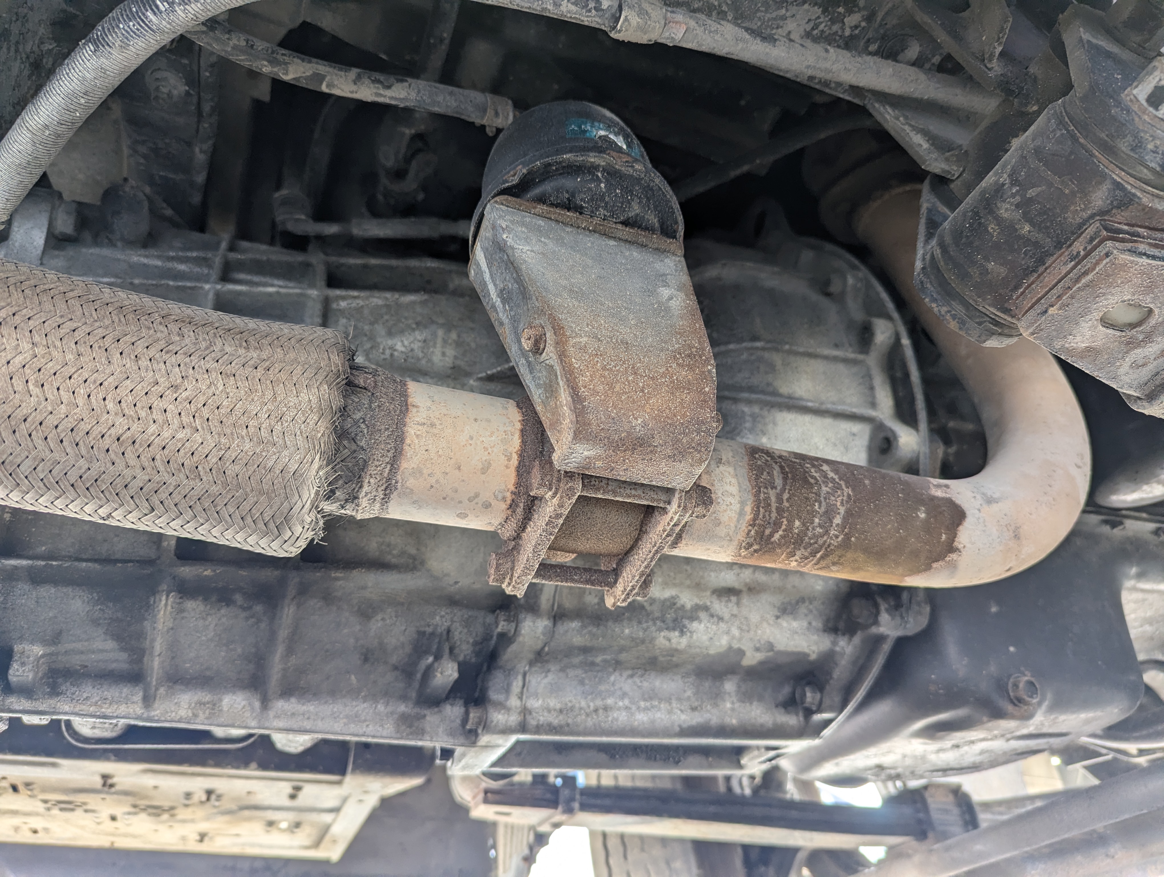 TBV-001-Mitsubishi-Fuso-Roza-Buses-inspection-Engine-Exhaust-system-1