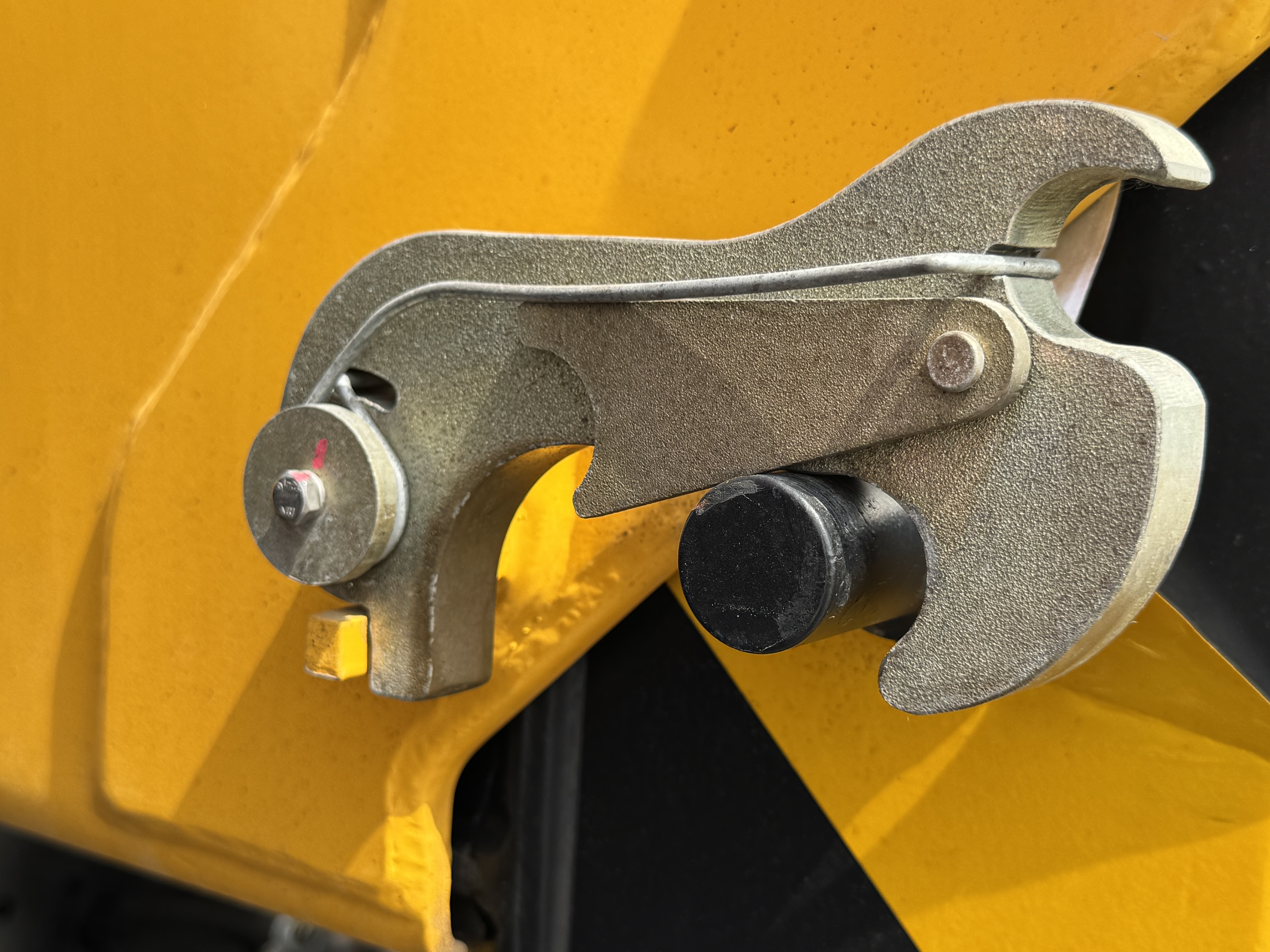 BTC-004-XCMG-SQZ200-Boom-truck-cranes-inspection-Safety-Hydraulic-safety-lock-1