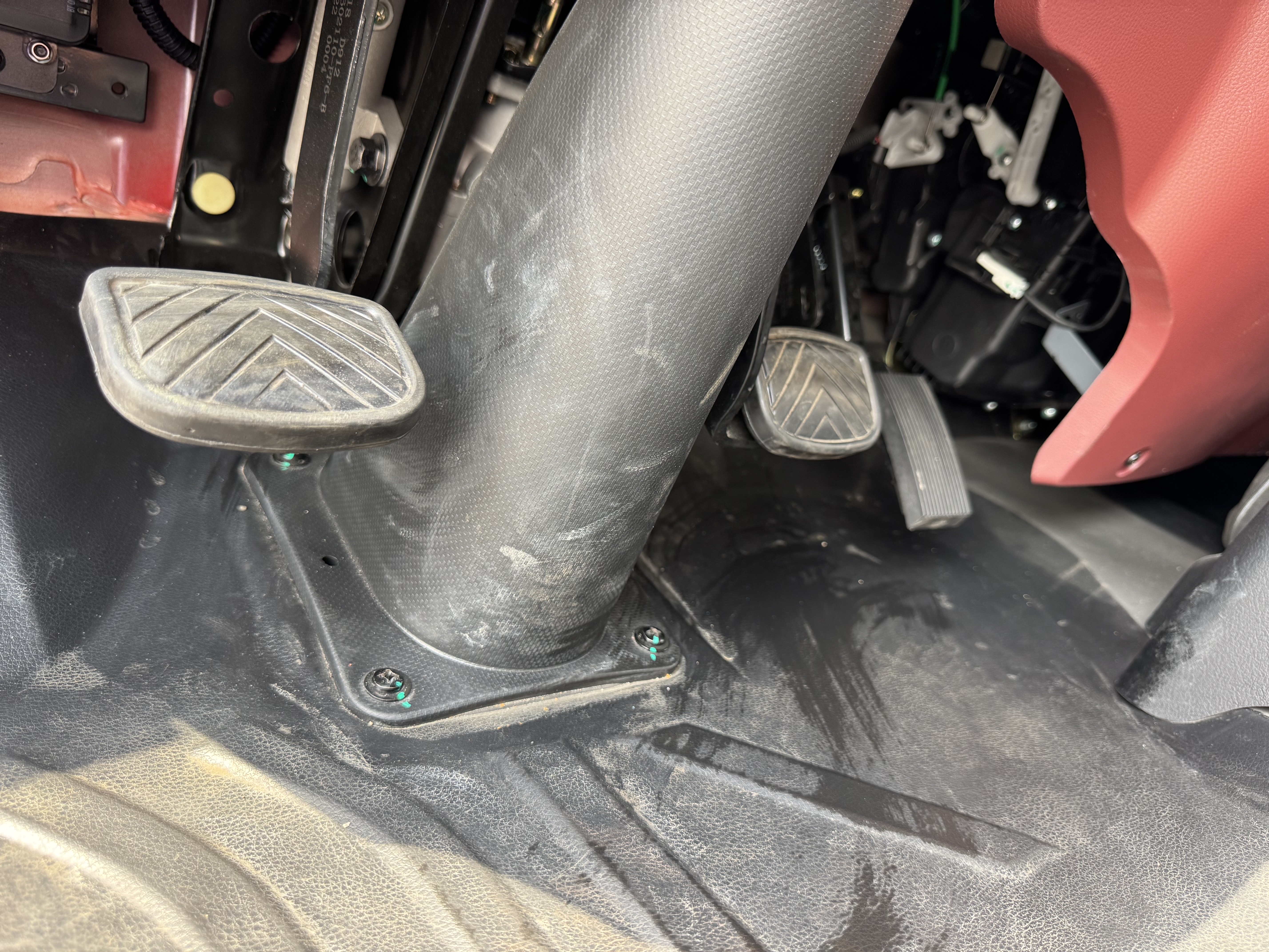 BTC-004-XCMG-SQZ200-Boom-truck-cranes-inspection-Cabin-Pedals-3