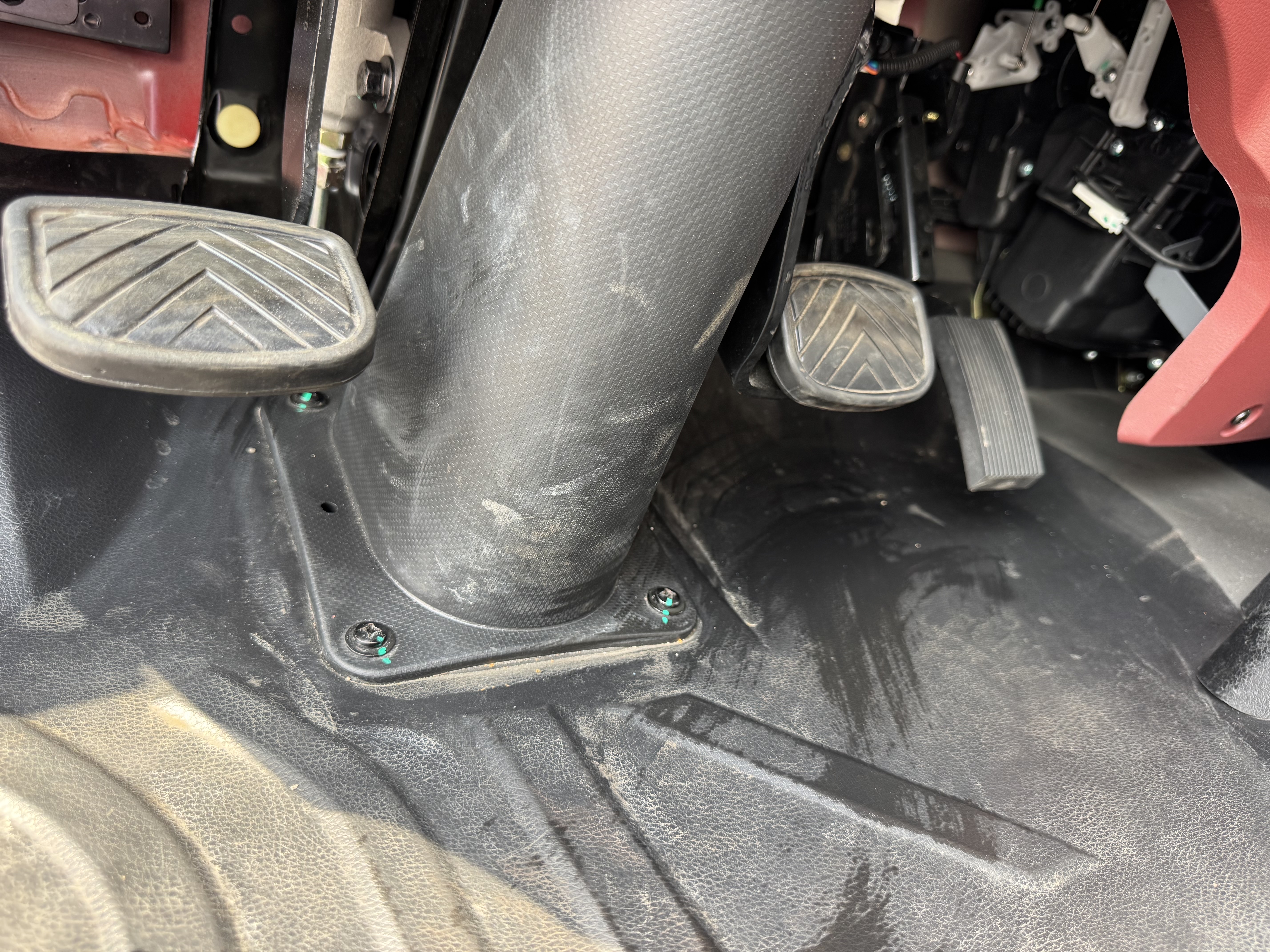 BTC-004-XCMG-SQZ200-Boom-truck-cranes-inspection-Cabin-Pedals-3