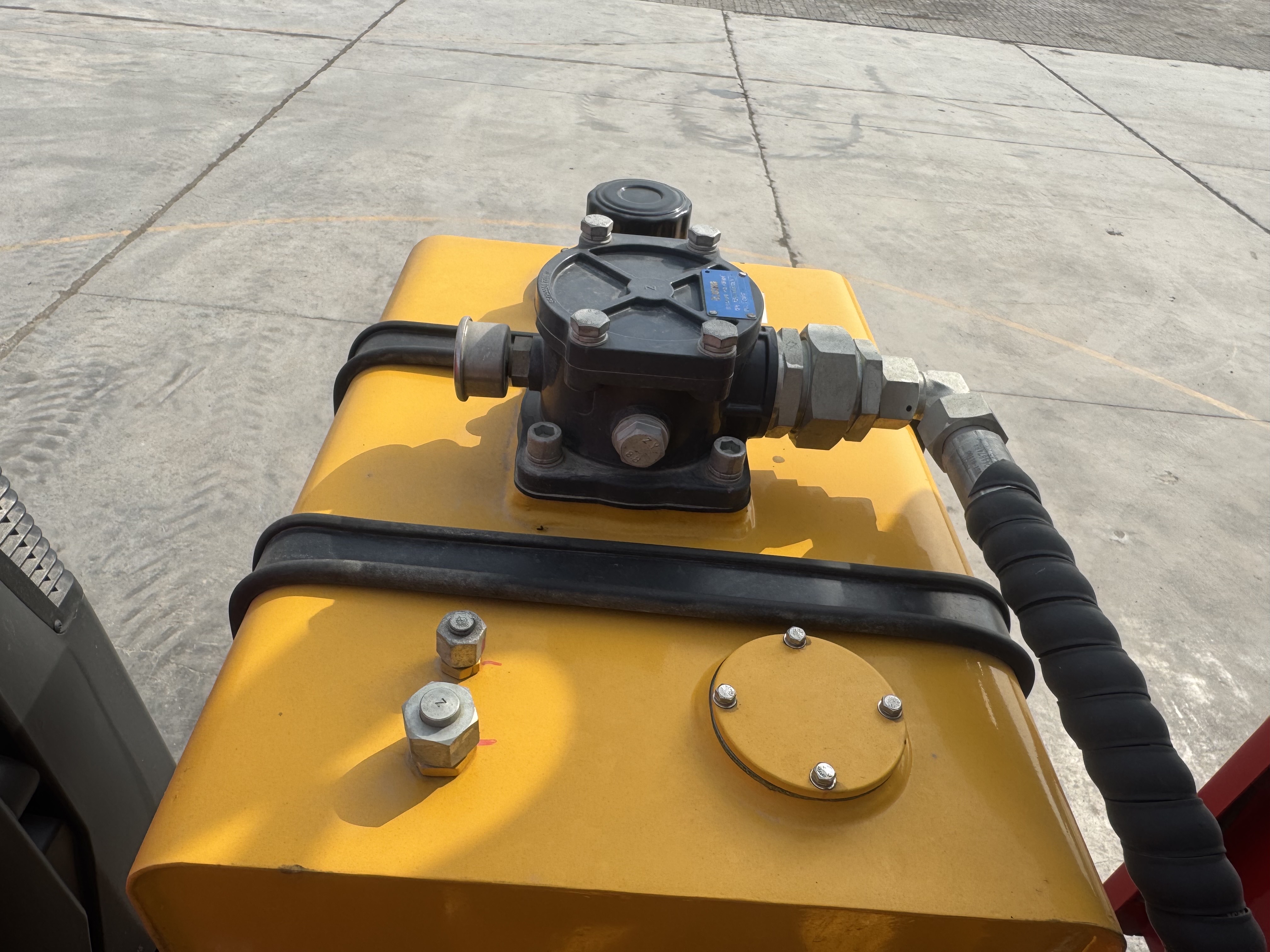 BTC-004-XCMG-SQZ200-Boom-truck-cranes-inspection-Hydraulics-Hydraulic-Tank-3