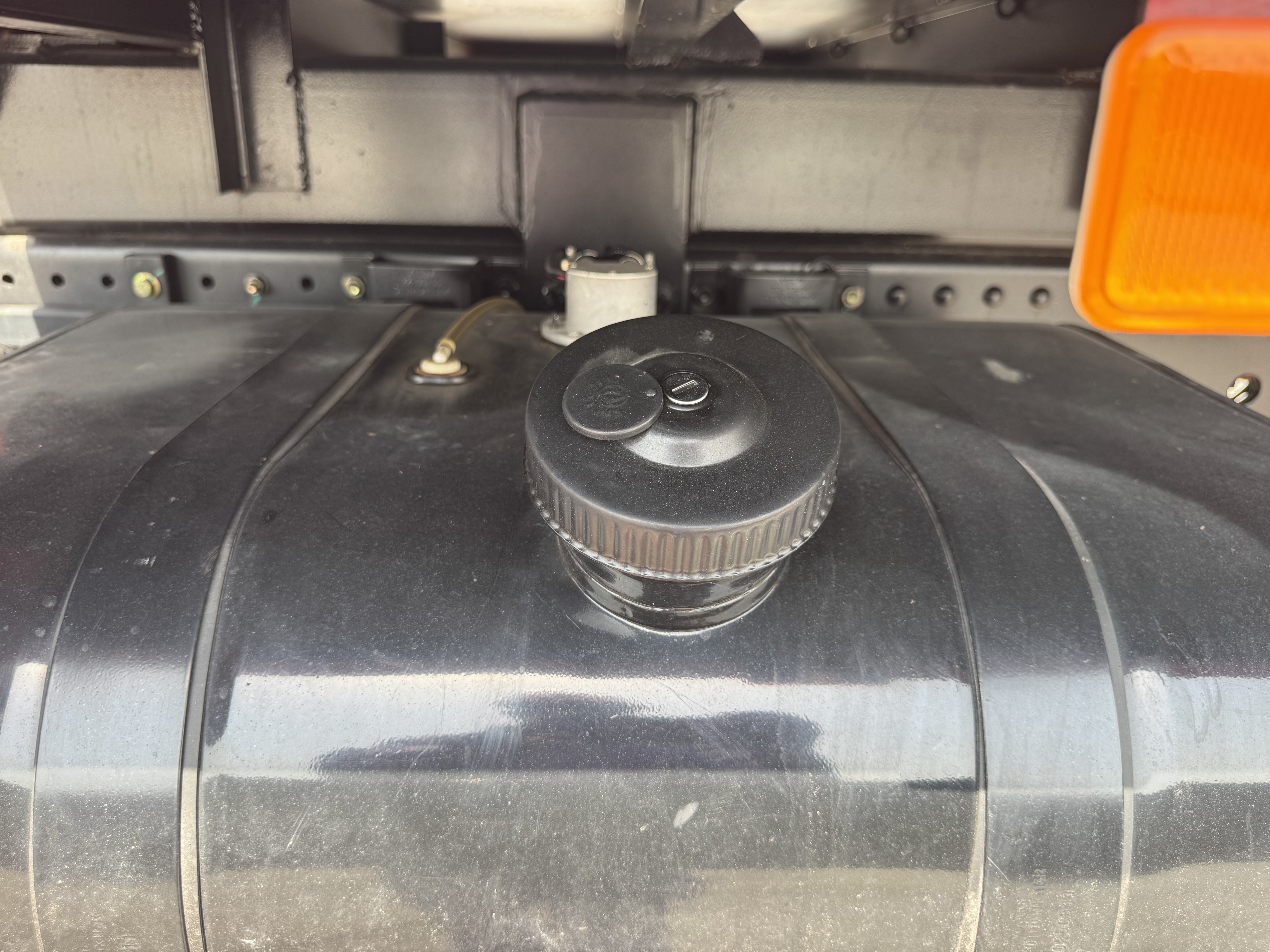 BTC-004-XCMG-SQZ200-Boom-truck-cranes-inspection-Engine-Fuel-tank-3