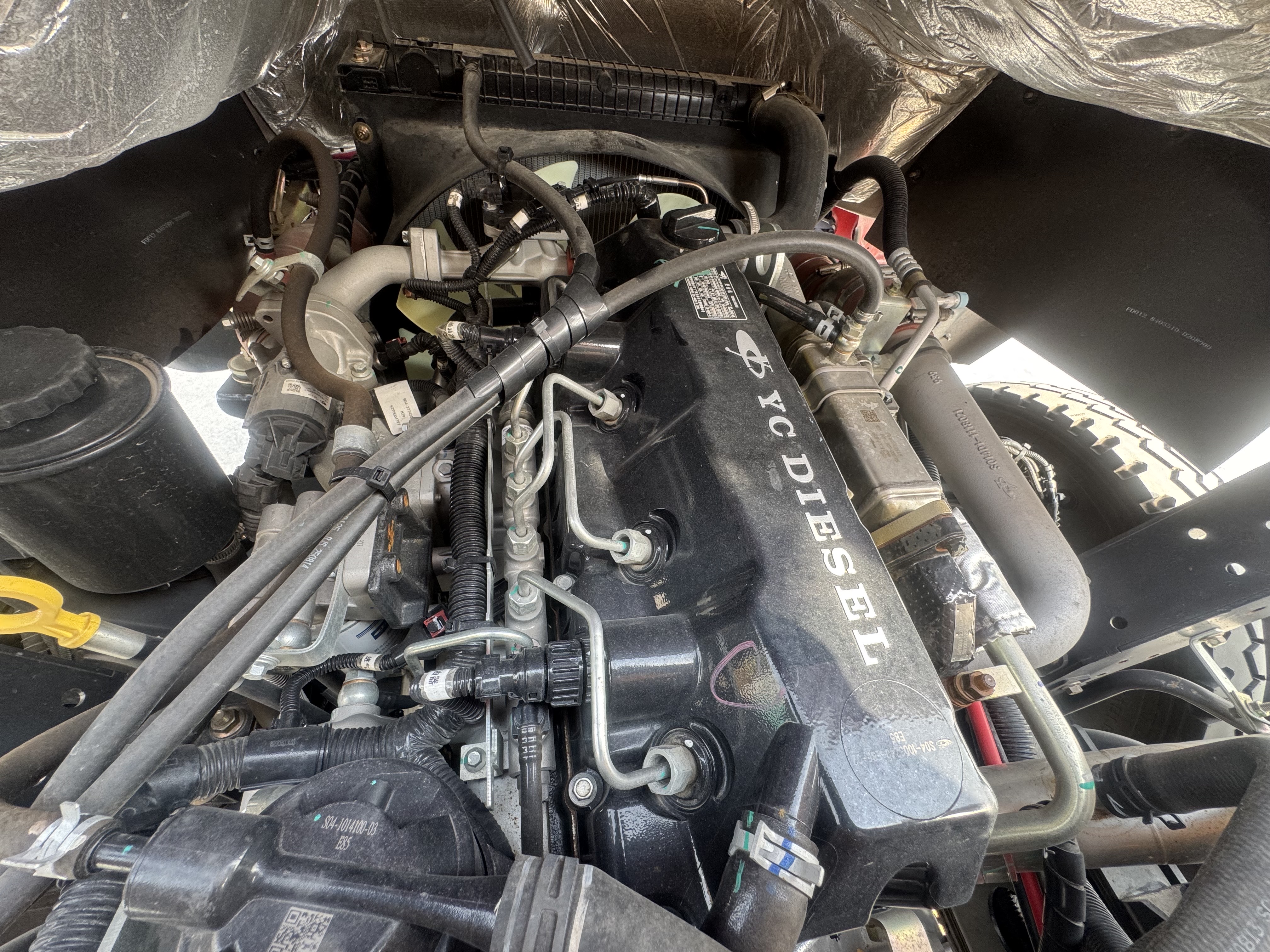 BTC-004-XCMG-SQZ200-Boom-truck-cranes-inspection-Engine-Engine-oil-leaks-4