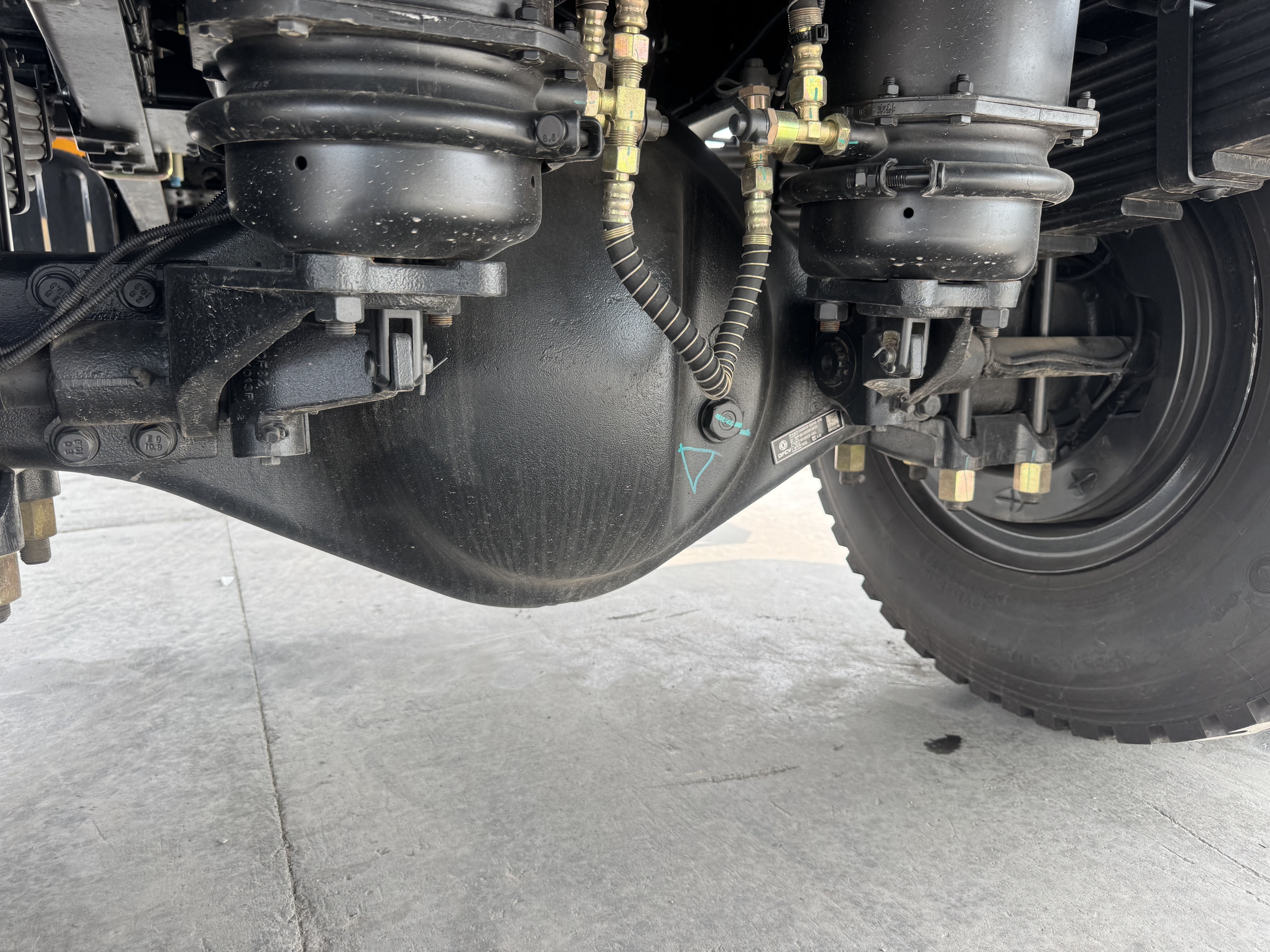BTC-004-XCMG-SQZ200-Boom-truck-cranes-inspection-Drive-system-Axle-housing-3