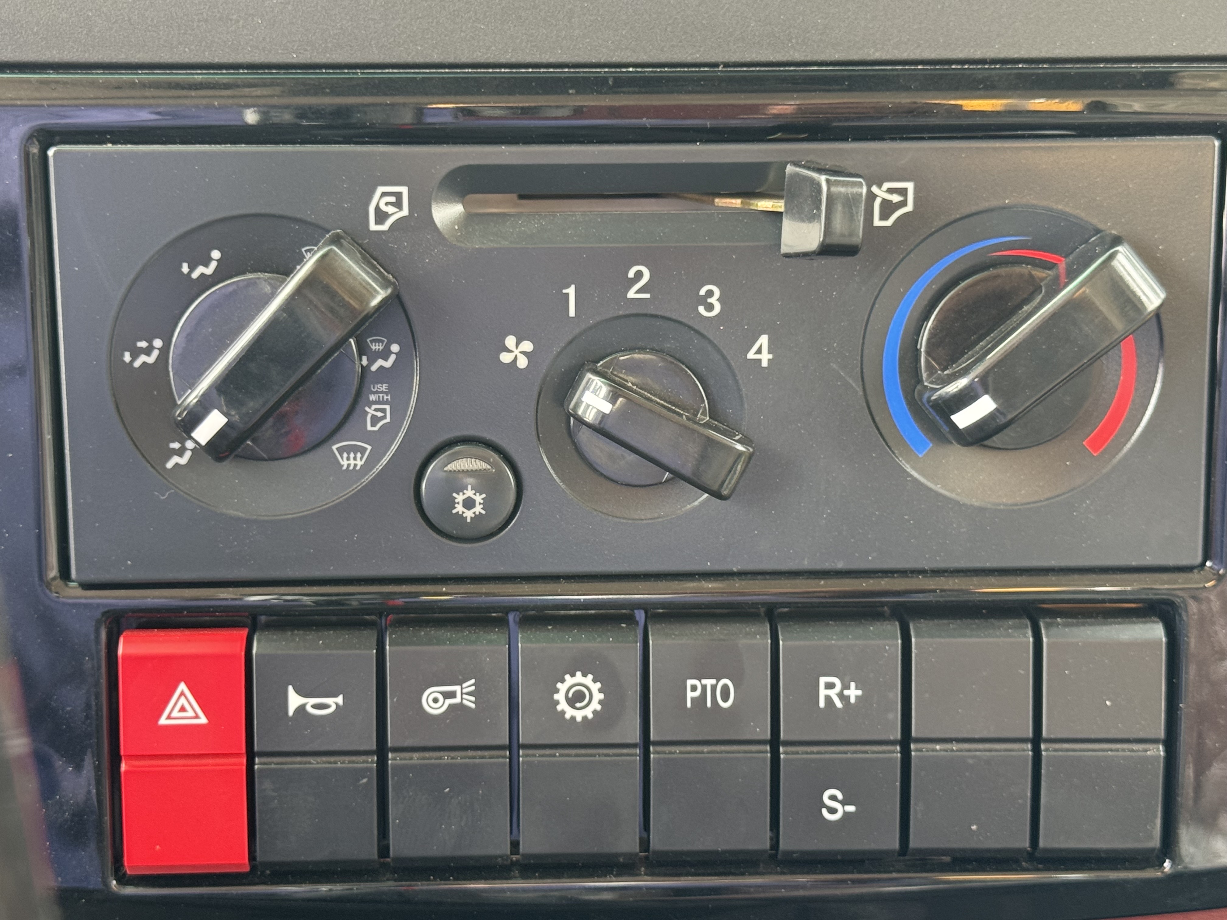 BTC-004-XCMG-SQZ200-Boom-truck-cranes-inspection-Air-conditioning-A/C-control-panel-3
