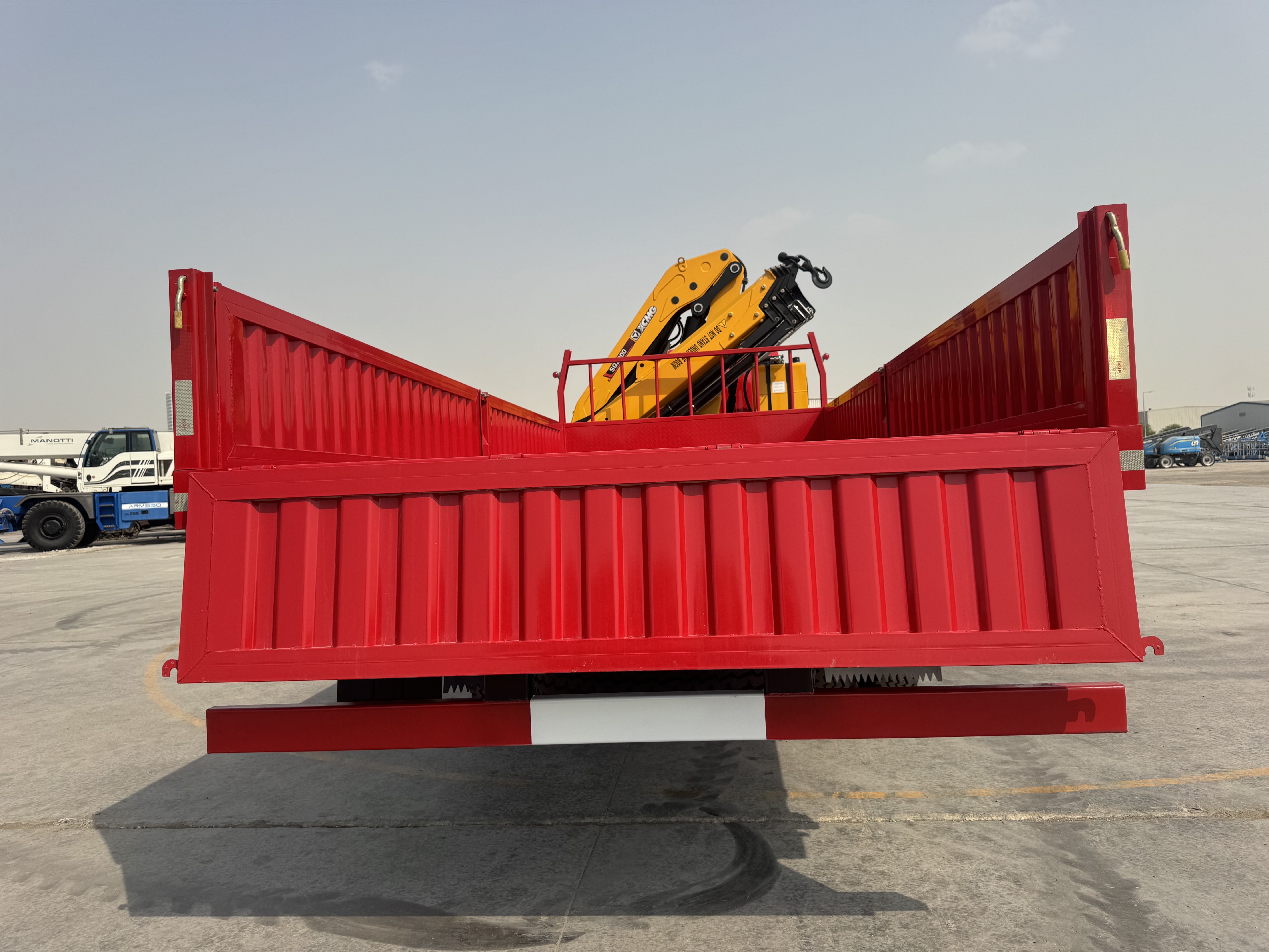 BTC-004-XCMG-SQZ200-Boom-truck-cranes-inspection-Structure-Tailgate-5