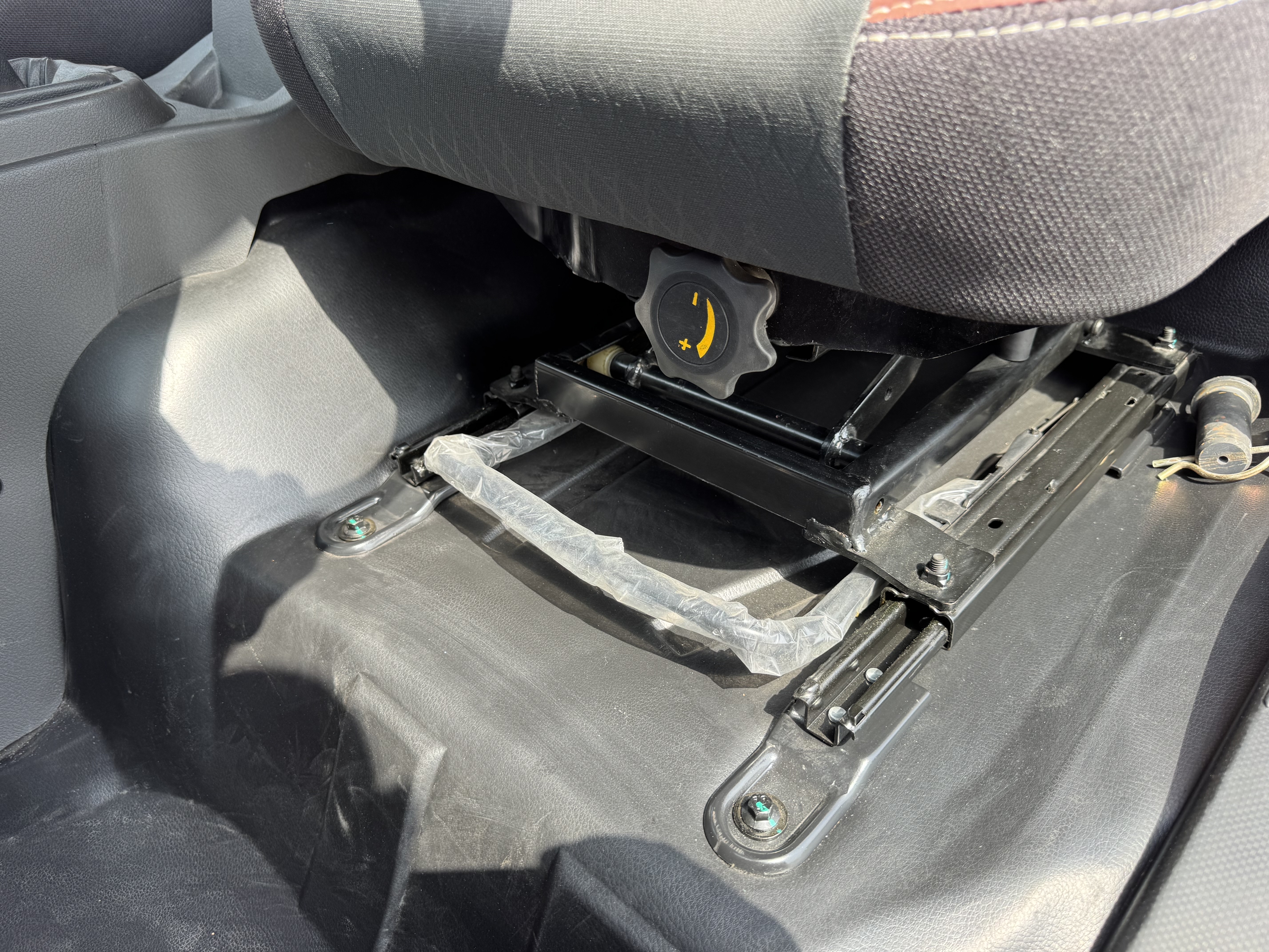BTC-004-XCMG-SQZ200-Boom-truck-cranes-inspection-Cabin-Seats/armrests-3