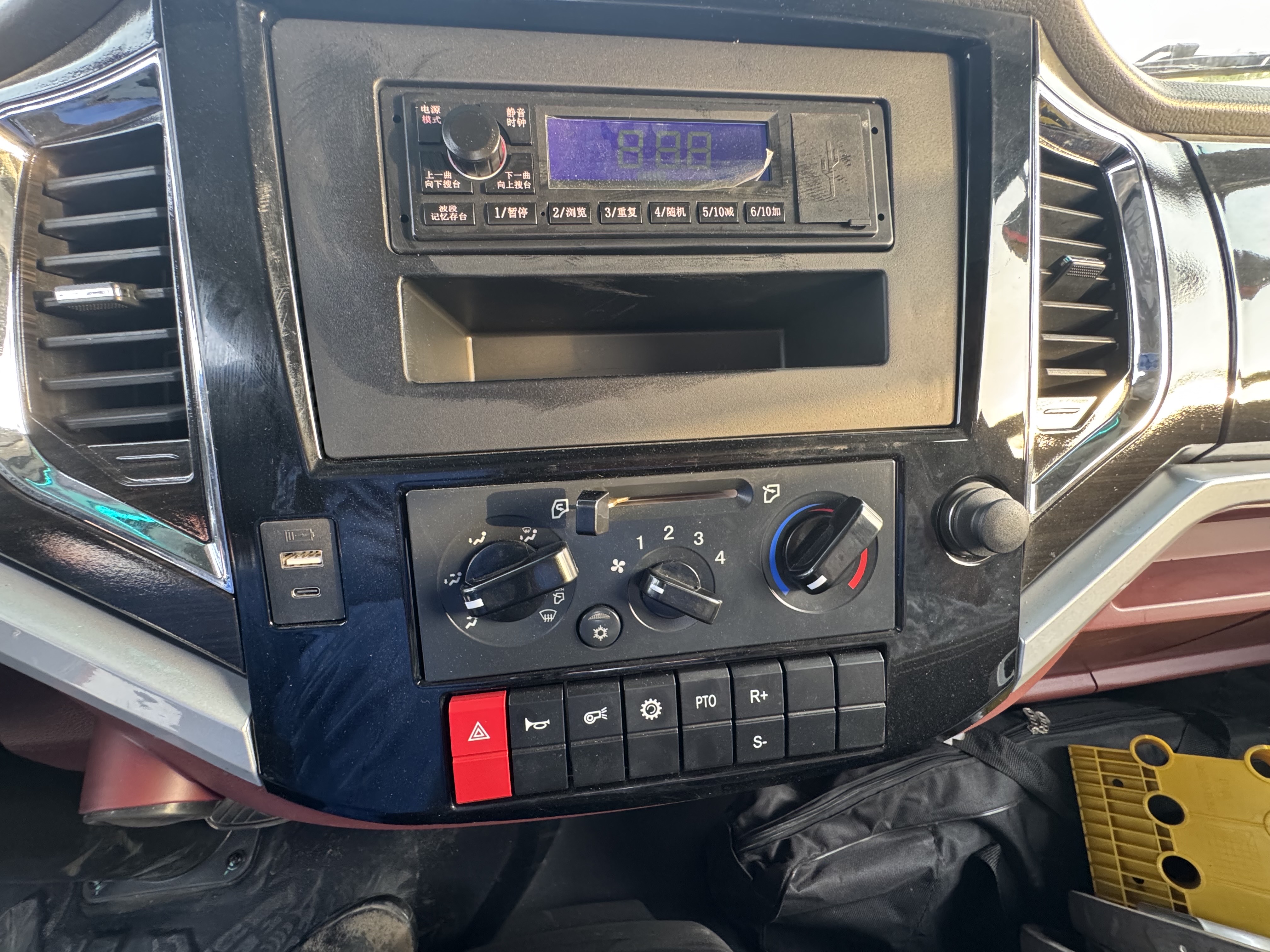 BTC-004-XCMG-SQZ200-Boom-truck-cranes-inspection-Cabin-Electronic-instrument-board-6